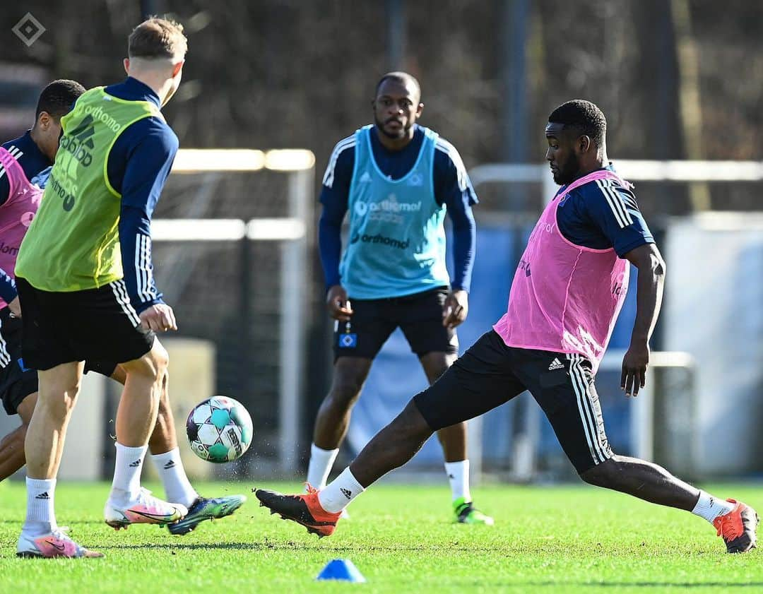 ハンブルガーSVさんのインスタグラム写真 - (ハンブルガーSVInstagram)「Startschuss für die Vorbereitung auf's Stadtderby 🚀🔷⚪️⚫️  #nurderHSV #Training #Hamburg #blauweißschwarz  📸 @witters_sportfotografie」2月24日 23時40分 - hsv