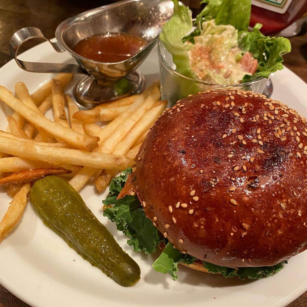 みずしな孝之のインスタグラム：「中野ネーブルのチーズバーガー。 途中まで食べたらチョップドサラダと バーベキューソースで自由に味変できるタイプ。 どちらもうまいが味変後のほうが 野菜のざくざく感が味わえて好み。 手製の野菜ジュースもついてきてお得度も高い。」