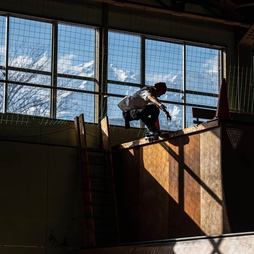 安床武士のインスタグラム：「Trick : Acid. Front of the Hakuba mountains. 📷 : @satoshi.saijo . 白馬の山をバックに。 @usdskates  @goodskates_inc  @canamonroad_japan  @lzbn_official  @papasu1048  #usdskates #usdaeon #aeon72 #rollerblading #inlineskate #blading #インラインスケート #ローラーブレード #安床武士」
