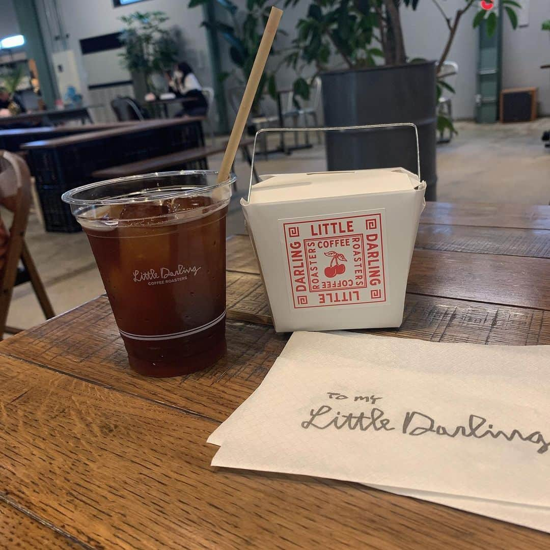 千畝あずみさんのインスタグラム写真 - (千畝あずみInstagram)「, , little darling coffee roasters ☕︎ , お外に広々した芝生があるカフェで、 まったりしたいね〜と 友達と話していたのですが この日は大雨でした☔️笑 , でも店内も広々としていて 天井も高く開放感があって、 とても長居してしまいました😂♡ 箱に入っているのはフライドポテト🍟 , 今度こそ晴れの日にいきたい〜！！！☀️」2月24日 23時47分 - azumimo129