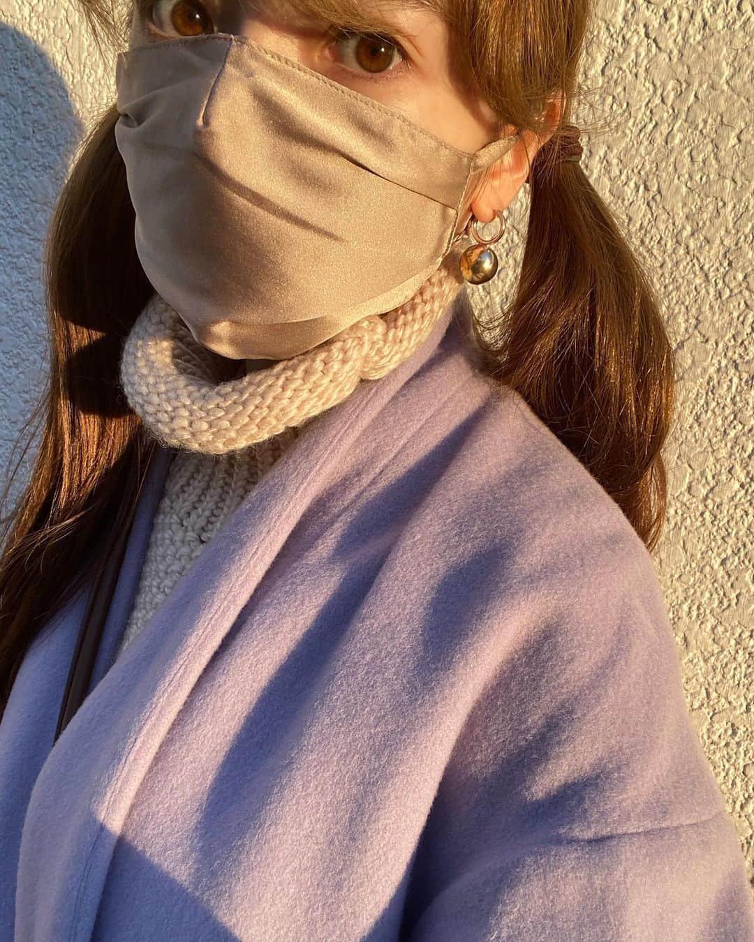 平木愛美のインスタグラム：「purple 💜  なかなかきちんと写真撮るのも撮ってもらうタイミングもなくって、 ふらっとご近所へ出た時の、すっぴん、ついんてーる。笑  おうちでは楽で、この髪型率高め。👧🏼 べびもあっというまに結べるようになるのかなー、、💕  マスク可愛くできて嬉しい😷🤍🤍🤍  前に告知していた平木愛美コラボマスク＆マスクチェーン、ストーリーでは更新していたのですが、先週末より発売開始されました！！！✨ mask / @andemiu_official   私も５色ともｇｅｔして。 日々コーデに合わせて愛用しております。  そして早速お買い上げいただいた皆様のおかげさまで ブランド様より、大人気とのお声を頂きました…！ ありがとうございます。 気になっておられるかたはお早めに、チェックしていただけましたら幸いです🌷  #andemiu #collaboration #mask」