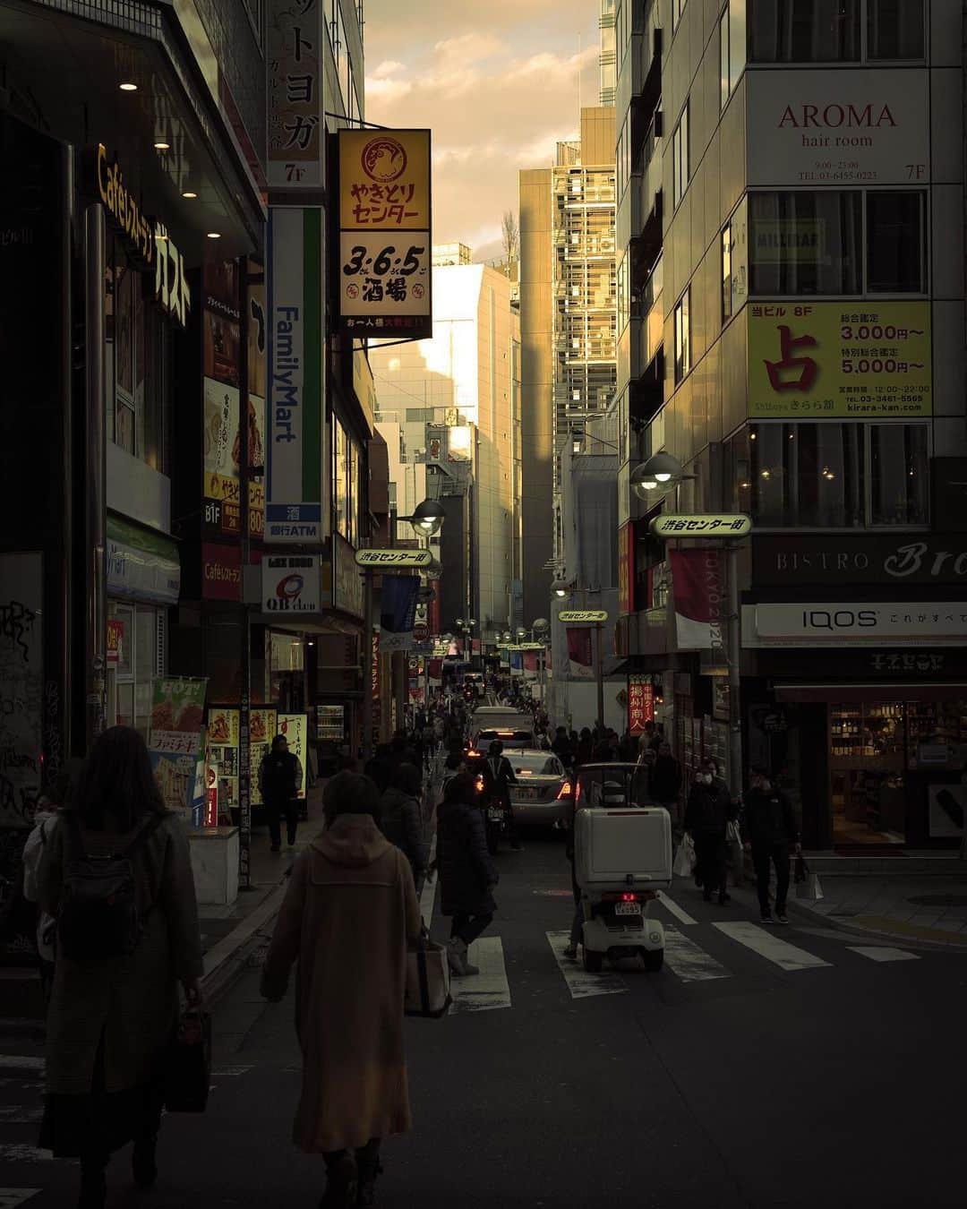 羽坂譲人さんのインスタグラム写真 - (羽坂譲人Instagram)「Shibuya. . . . . . #cinematicphotography #streetshared #cinematographers #cinemagraph #storyofthestreet #streetphotographer #urbanphotography #streetphotography  #streetscenesmag #photocinematica #fisheyelemag #magnumphotos #ourstreets #fromstreetswithlove #streetclassics #moodygram #lensculture #worldviewmag #life_is_street #toneception #nowherediary #streetweekly #streetleaks #streetartglobe #cinematic #forthrtones #leicam10 #leicam10d」2月24日 23時49分 - _f7