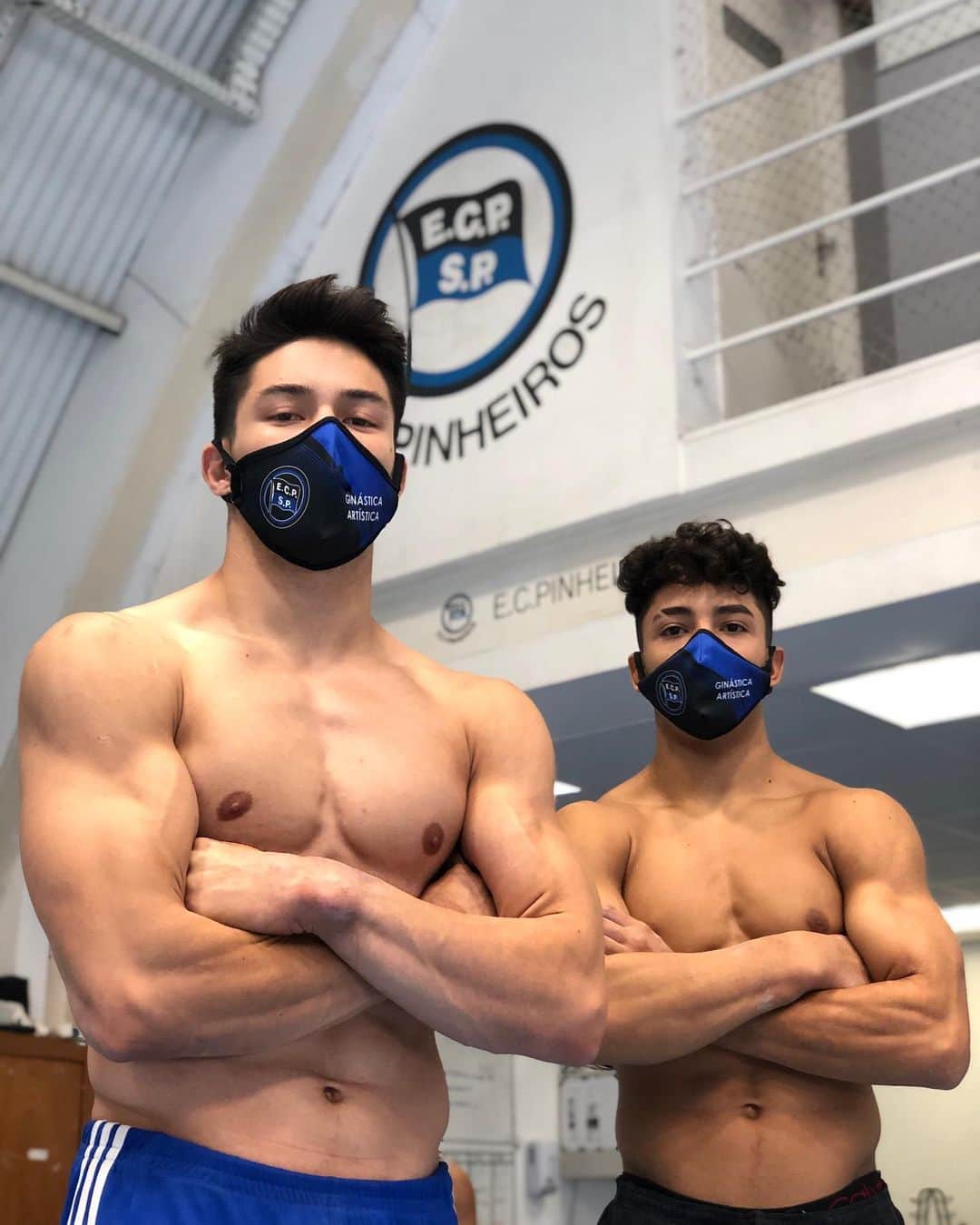 アルトゥール・オヤカワ・マリアノのインスタグラム：「A marra com nossa nova máscara personalizada ⚪️⚫️🔵 @trick_sampaio  #ecp #team #pinheiros #vamoquevamo #roadtotokyo #gymnastics」