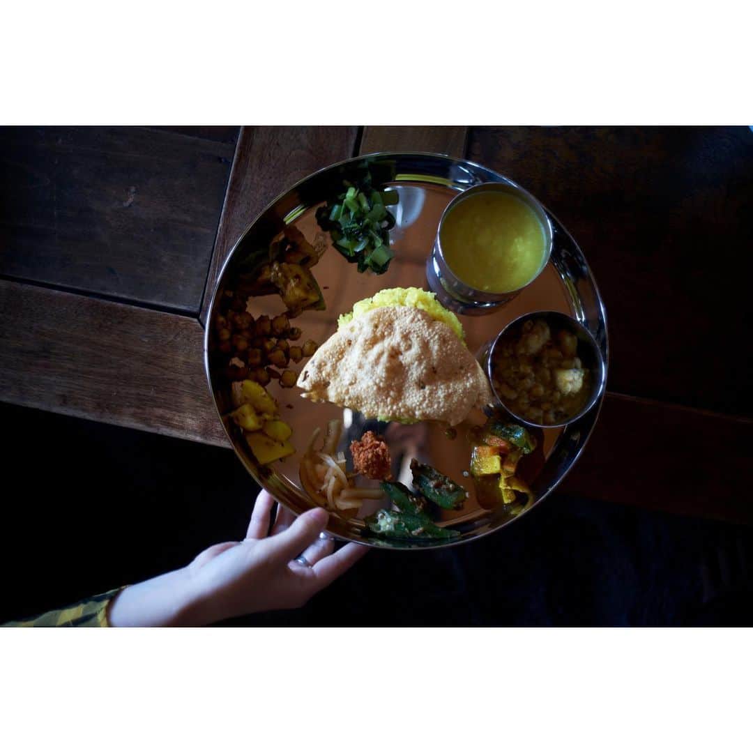 eriさんのインスタグラム写真 - (eriInstagram)「お昼ご飯に連れて行ってもらったネパール料理屋さんが とっても素敵で、カレーも泣けるほど美味しかった。 @ananda_suwa   ぴかぴかの大きなお皿に並べられたカレーの美しいこと  メニューの中の "ベジタブル"を選んだら ヴィーガンミールになった 嬉しいすぎる…泣  #私的菜食手帖」2月24日 23時59分 - e_r_i_e_r_i