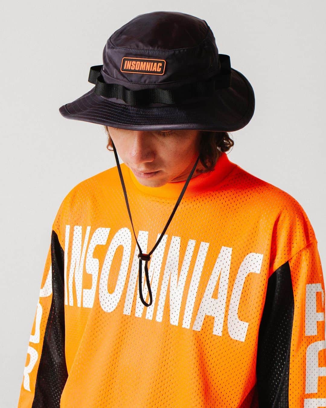 サキャスティックのインスタグラム：「@insomniacltd Pre Spring   World Party Jersey Neon Orange & Black/Blue Mesh reversible jersey with custom paneling, poly rib at neck and cuff, printed logos. Made in the USA.  Technica Hat Black Nylon crown & visor, 3D rubber patch, drawstring cord. Made in the USA.  Vertigo Corduroy Pant Green Printed and garment dyed 8 wale corduroy, custom drawcord. Made in the USA.」