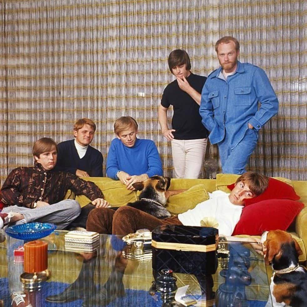 ブライアン・ウィルソンさんのインスタグラム写真 - (ブライアン・ウィルソンInstagram)「Brian and the 'Boys hanging out.  #thebeachboys #1960s #livingroom」2月24日 23時56分 - brianwilsonlive