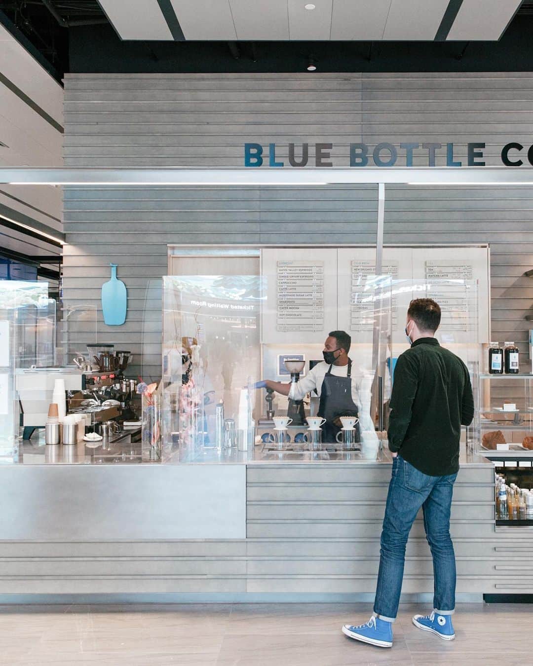 Blue Bottle Coffeeのインスタグラム：「At Blue Bottle, we’re often drawn to buildings with deep history. This week, we opened our newest New York City cafe, at Moynihan Train Hall, designed, like the original Penn Station, by the legendary Beaux Arts architectural firm McKim, Mead & White. ⁠⁠ ⁠⁠ When designing the kiosk, our architectural partners @bohlincywinskijackson chose materials that would complement the train hall’s existing Quaker Gray marble floor, vaulted ceilings, and a truss system that was uncovered after nearly a century. We further embraced the gray color palette by wrapping our kiosk with oxidized maple wood, which has an elegant patina with a crisp feel.⁠⁠ ⁠⁠ We hope you pop by for a pour over soon and wish Grace, Rashawn, and the rest of the team a warm hello. ⁠⁠ ⁠⁠ 📸 @jtrend_」