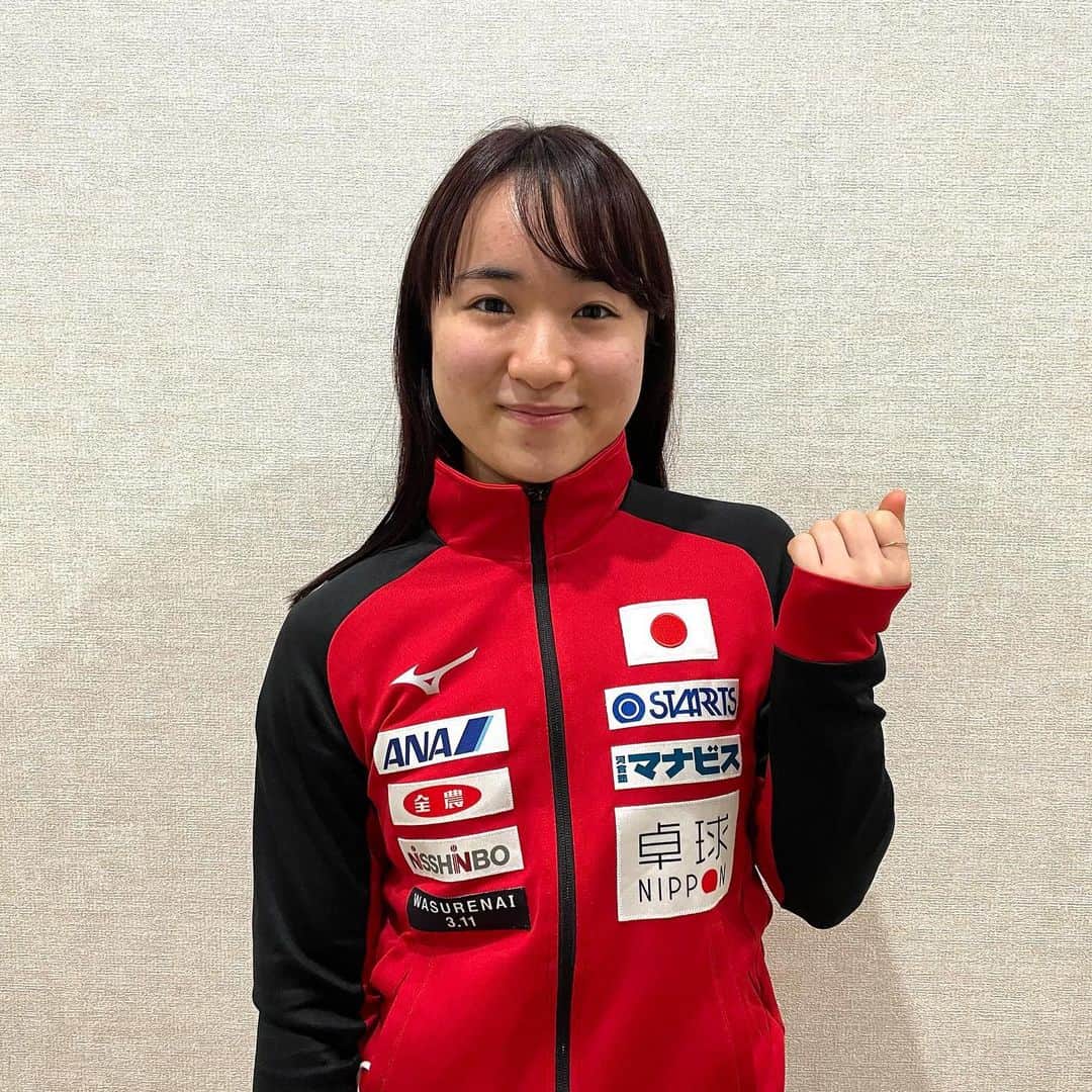のインスタグラム：「*** 伊藤美誠選手がカタールへ出発✈️  2.28からカタール・ドーハで開幕する 国際大会の中東シリーズ2大会👇へ 出場します🏓  2.28～　 WTTコンテンダー・ドーハ大会 3.6～　 WTTスターコンテンダー・ドーハ大会  出発前のリモート取材で、 「目の前の１試合１試合を大切に、 勝利を掴みにいきたいです。」と、 笑顔で語った伊藤選手。  試合時間なども随時 お知らせしていきますので、 応援のほどお願い致します!!✊✊  #伊藤美誠  #卓球  #応援よろしくお願いします」