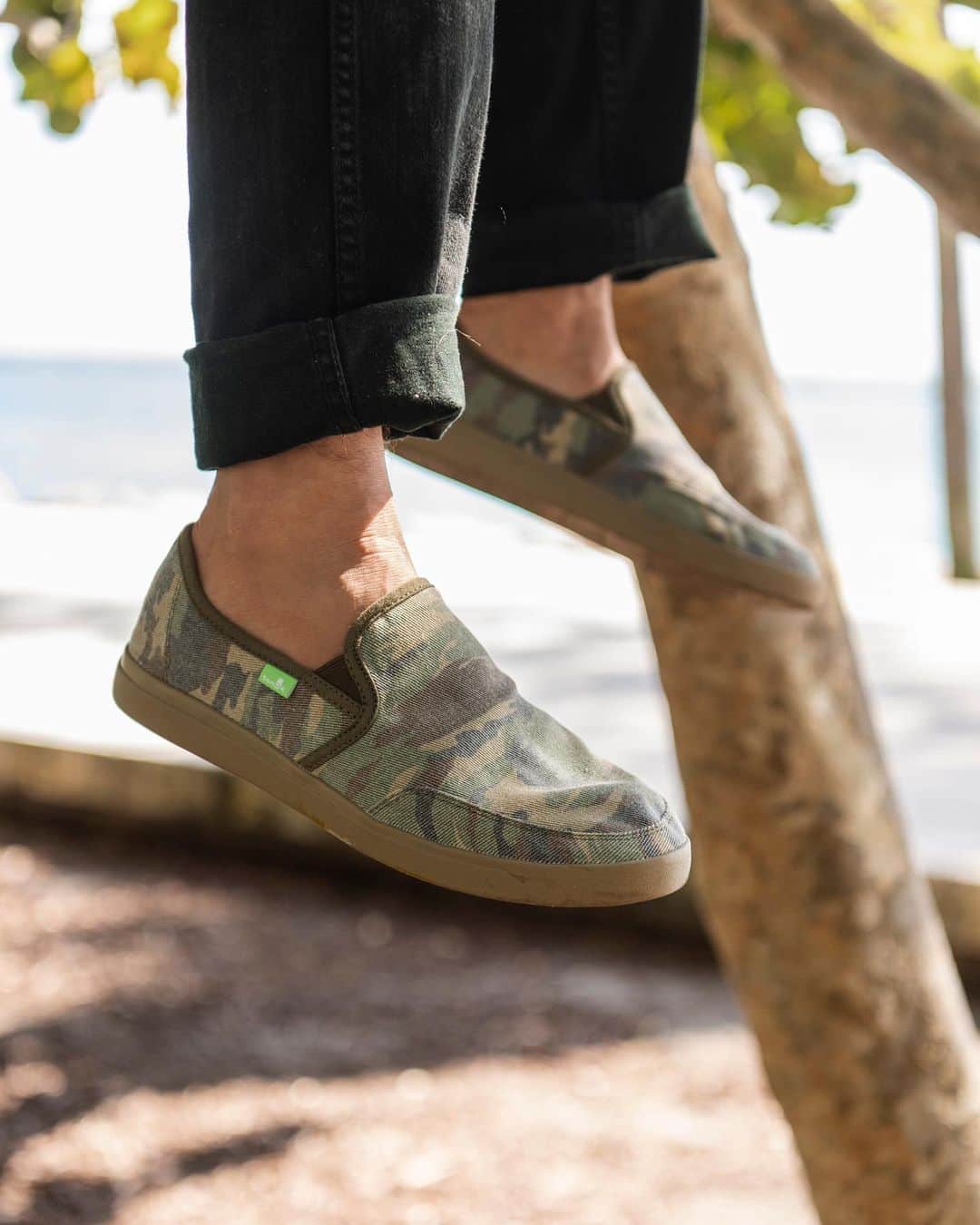 サヌークのインスタグラム：「Betcha didn’t see this coming. This casual + comfy cruiser was made for the journey to your happy place. Comfy? Of course. Really good looking? Yep. Suitcase ready? Always. And it’s vegan, so you can feel good about feeling so dang good.」