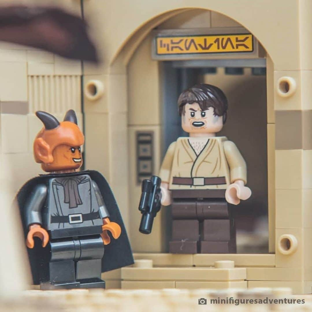 LEGOさんのインスタグラム写真 - (LEGOInstagram)「*Cantina music intensifies* who’s your favorite character from the Mos Eisley Cantina? 😄​  📸 by @minifiguresadventures ​  #LEGO #LEGOStarWars #StarWars #AFOL」2月25日 0時00分 - lego