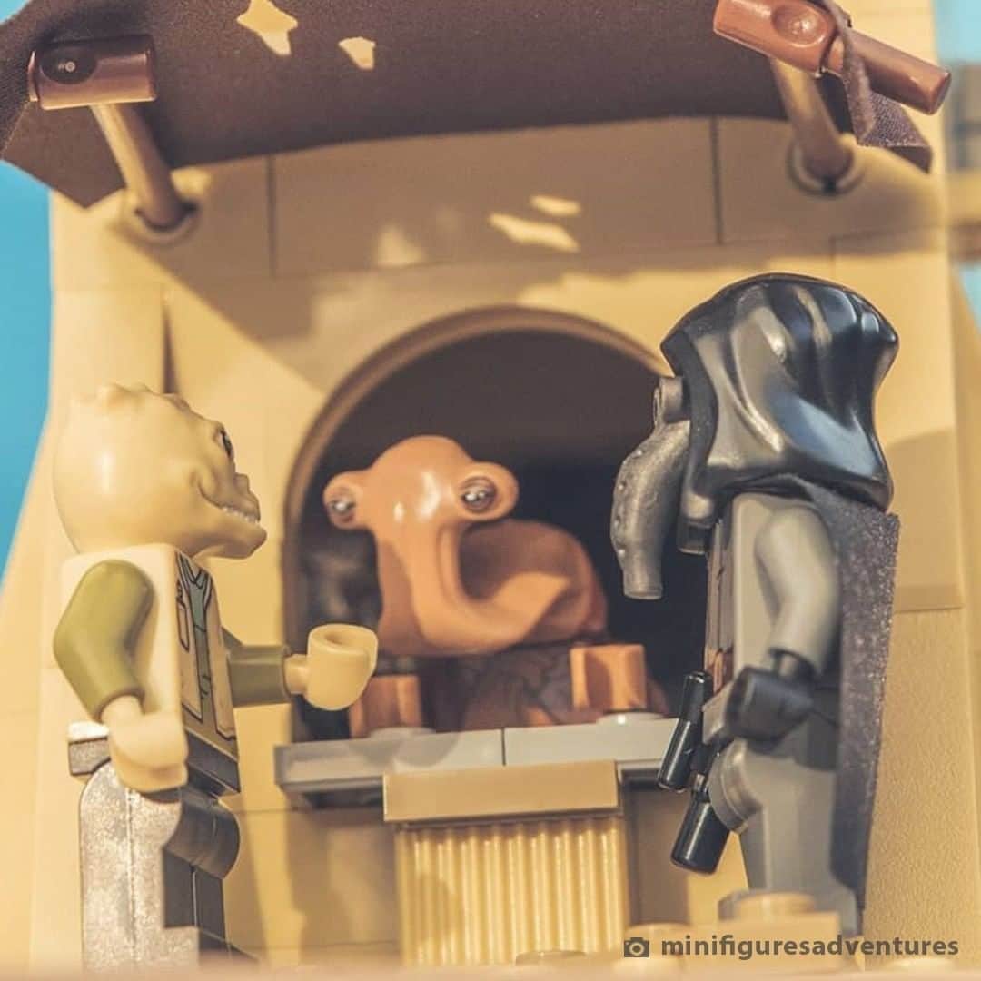 LEGOさんのインスタグラム写真 - (LEGOInstagram)「*Cantina music intensifies* who’s your favorite character from the Mos Eisley Cantina? 😄​  📸 by @minifiguresadventures ​  #LEGO #LEGOStarWars #StarWars #AFOL」2月25日 0時00分 - lego