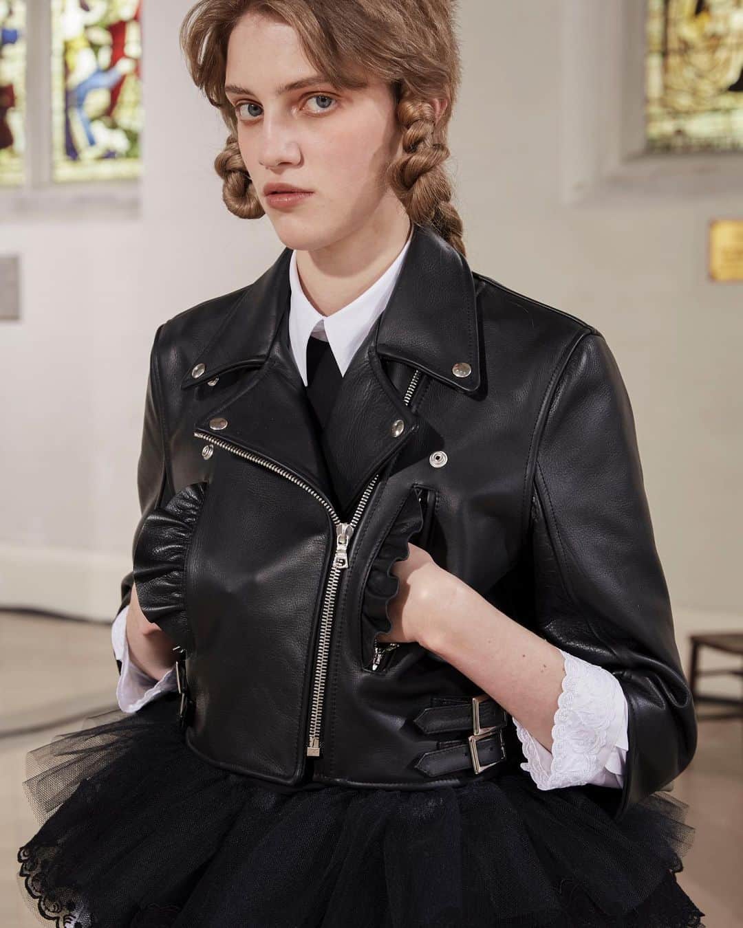 Saks Fifth Avenueさんのインスタグラム写真 - (Saks Fifth AvenueInstagram)「Here For #LFW: British designer @simonerocha_ returns to her pretty-meets-tough roots with floral embroidery, layers of tulle and feminine shirting paired with biker jackets in her Fall 2021 Collection. #SaksStyle」2月25日 0時01分 - saks
