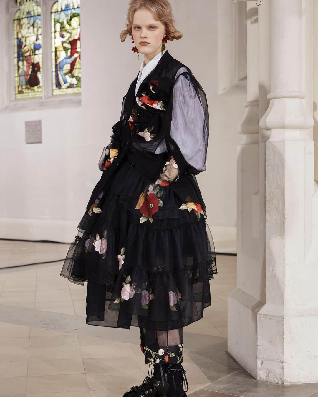 Saks Fifth Avenueさんのインスタグラム写真 - (Saks Fifth AvenueInstagram)「Here For #LFW: British designer @simonerocha_ returns to her pretty-meets-tough roots with floral embroidery, layers of tulle and feminine shirting paired with biker jackets in her Fall 2021 Collection. #SaksStyle」2月25日 0時01分 - saks