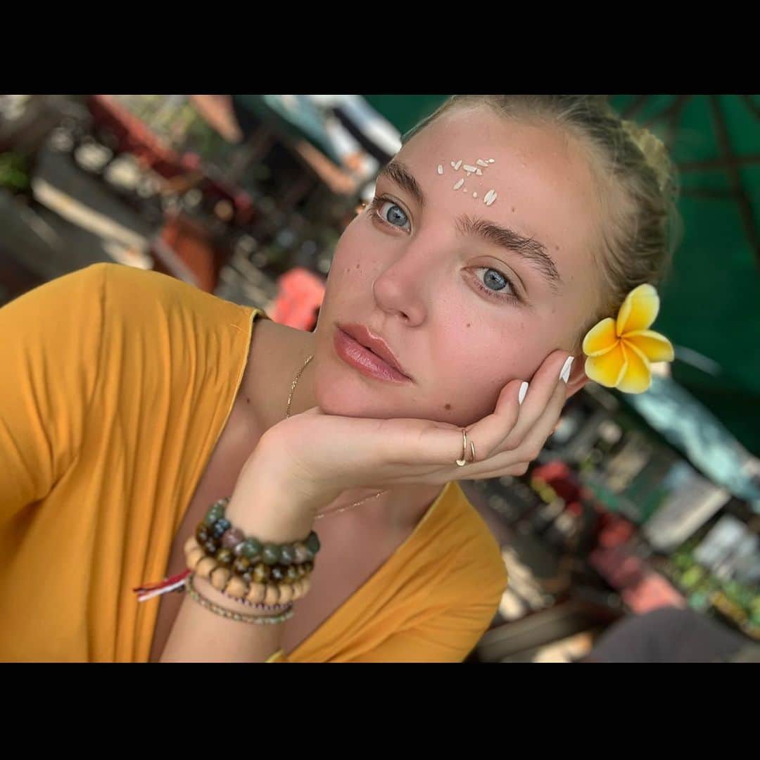 レイチェル・ヒルバートのインスタグラム：「Really missing global adventures, looking through my camera roll and came across this. Indonesia. 💛」