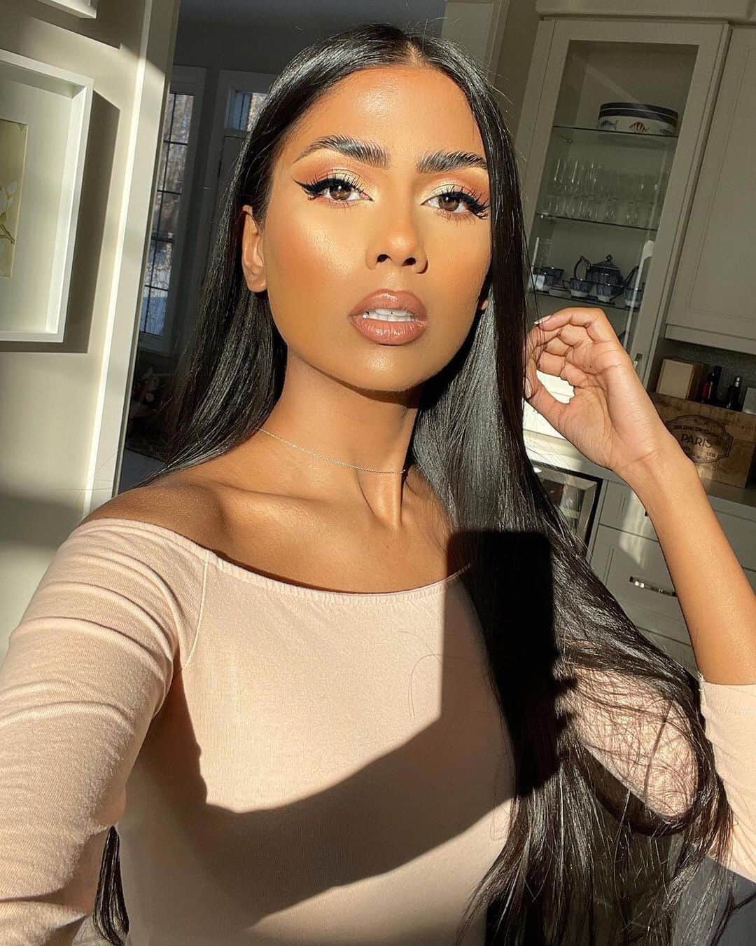 Huda Kattanさんのインスタグラム写真 - (Huda KattanInstagram)「Those #BOMBBROWS tho! @wing.it.beauty 😍💣🔥 ⠀⠀⠀⠀⠀⠀⠀⠀⠀ Products used- NEW @hudabeauty #BombBrows “Black Brown” @hudabeautyshop Rose Gold Remastered Palette #FauxFilter Luminous Matte Foundation in “Gingerbread” @hudabeautyshop #OverAchieverConcealer in “Granola” @hudabeautyshop 3D Highlight in Gold Sands Easy Bake in “Blondie” #HudaBeautyPowerBullet in “Anniversary”」2月25日 0時06分 - hudabeauty