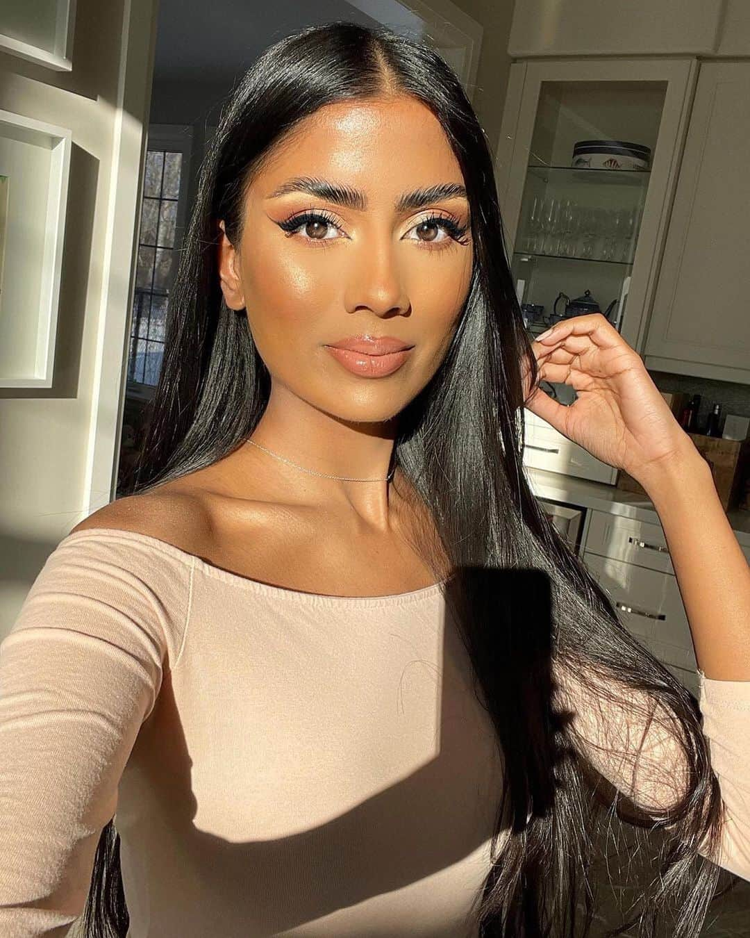 Huda Kattanさんのインスタグラム写真 - (Huda KattanInstagram)「Those #BOMBBROWS tho! @wing.it.beauty 😍💣🔥 ⠀⠀⠀⠀⠀⠀⠀⠀⠀ Products used- NEW @hudabeauty #BombBrows “Black Brown” @hudabeautyshop Rose Gold Remastered Palette #FauxFilter Luminous Matte Foundation in “Gingerbread” @hudabeautyshop #OverAchieverConcealer in “Granola” @hudabeautyshop 3D Highlight in Gold Sands Easy Bake in “Blondie” #HudaBeautyPowerBullet in “Anniversary”」2月25日 0時06分 - hudabeauty