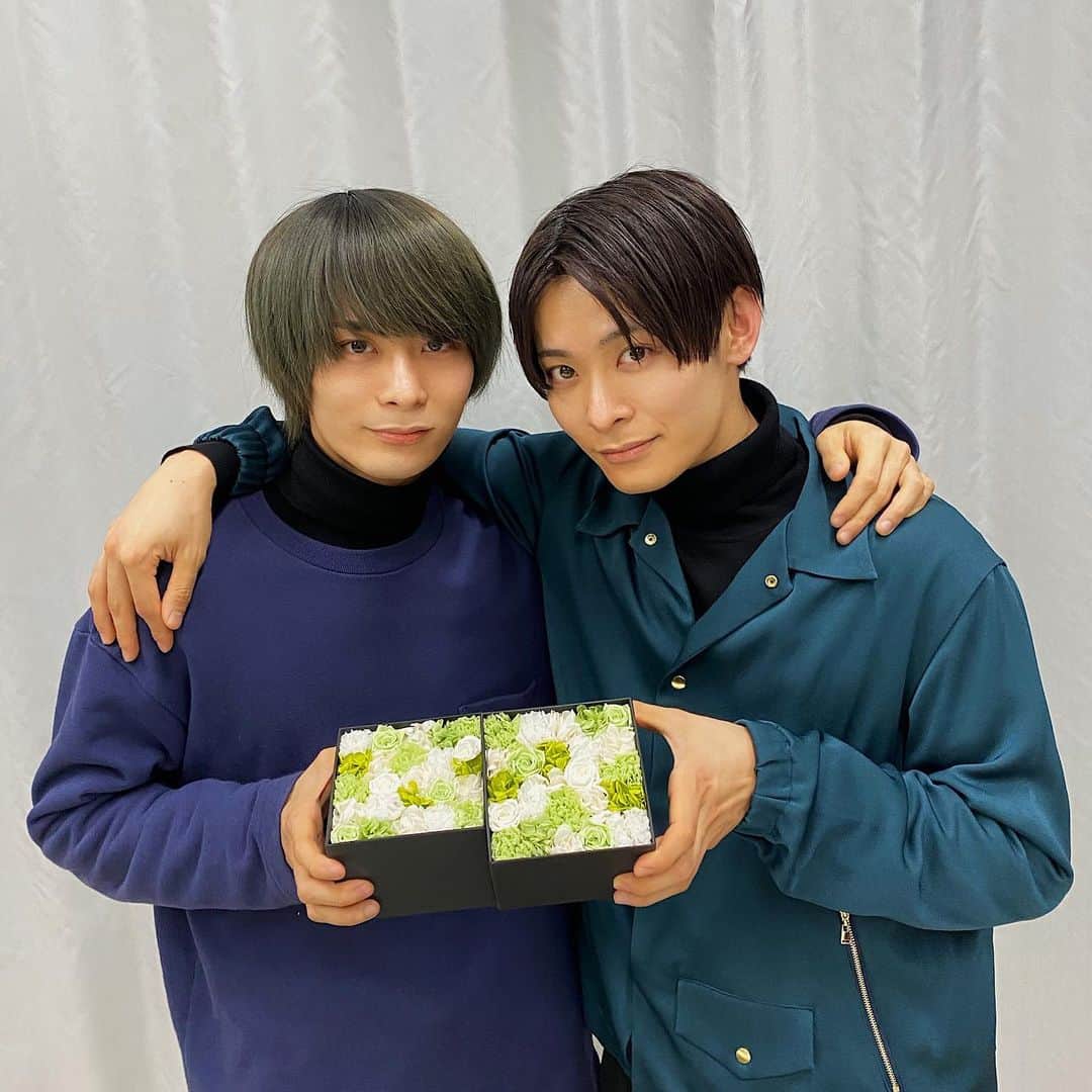 のインスタグラム：「2/24に誕生日迎えました！ お祝いしてくれた皆さんありがとうございます！ 今日はサプライズでマサとスタッフさんがお祝いしてくれました、画面越しにみんなもお祝いしてくれて嬉しかった！ 毎年この日を迎えるたびにたくさんの人に支えられるなって思います、いつもサポートしてくれるみんな本当にありがとうございます！後ほどゆっくり返信していきまーす。 バンドも3周年を迎えました、去年動けなかった分今年は取り戻してくから待ってろー！  #いつもと服装が反対やん #インナーは一緒」