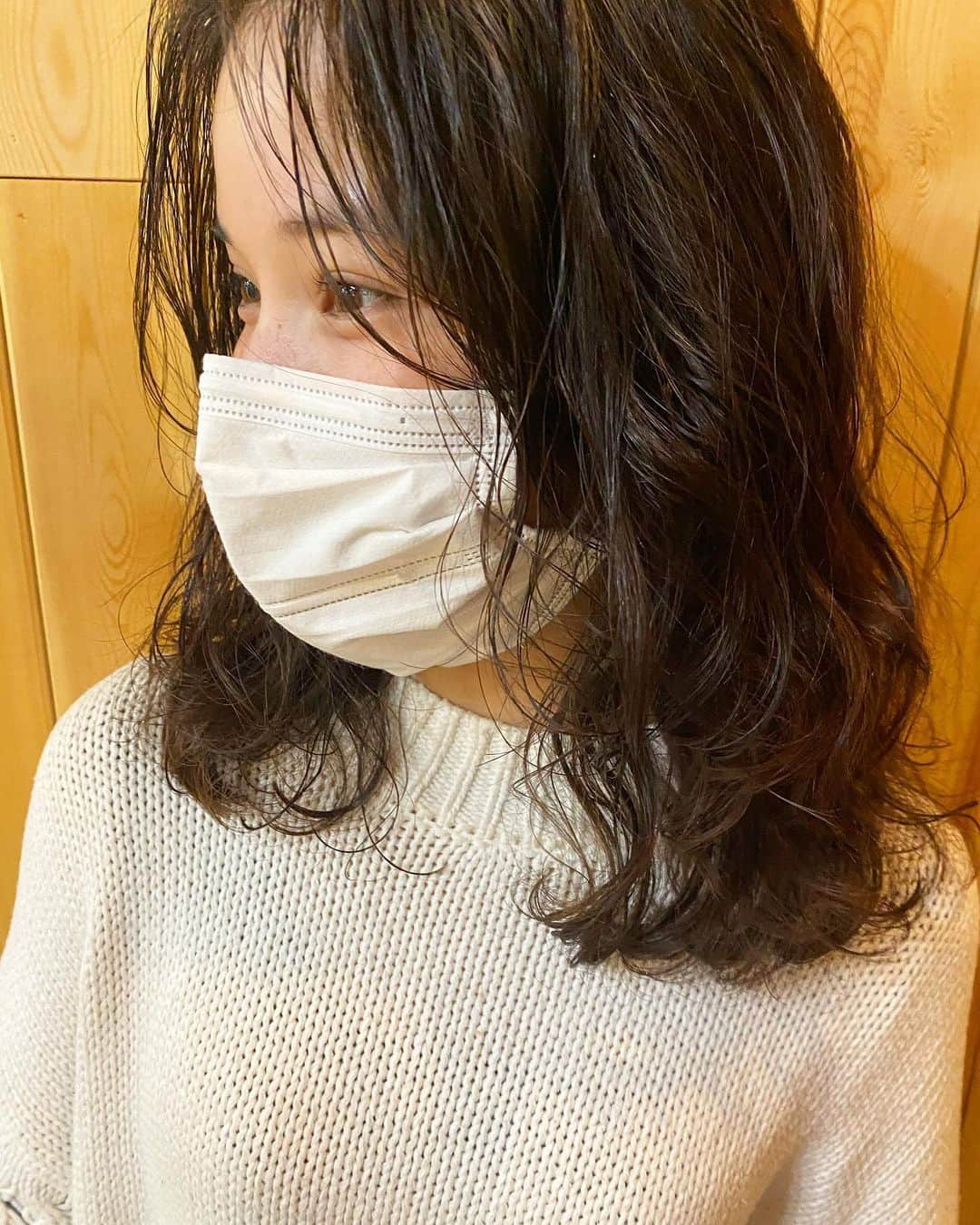 仮谷せいらのインスタグラム：「ライブに向けて、パーマ＆カット バッチリしていただきました💇‍♀️💈 真木さん @yuumakiiii の ふわふわプードルパーマ復活🐩  今回は顔まわりを少し短くしていただき 超お気に入りです🥰  ふわふわプードルパーマ🐩 ご検討の方は是非真木さんにご相談を😏✨ 皆パーマあてちゃえ〜✌️  #マスク浮いてる」