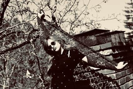 のインスタグラム：「her mood in 2013 📷: @hannahgmarks」