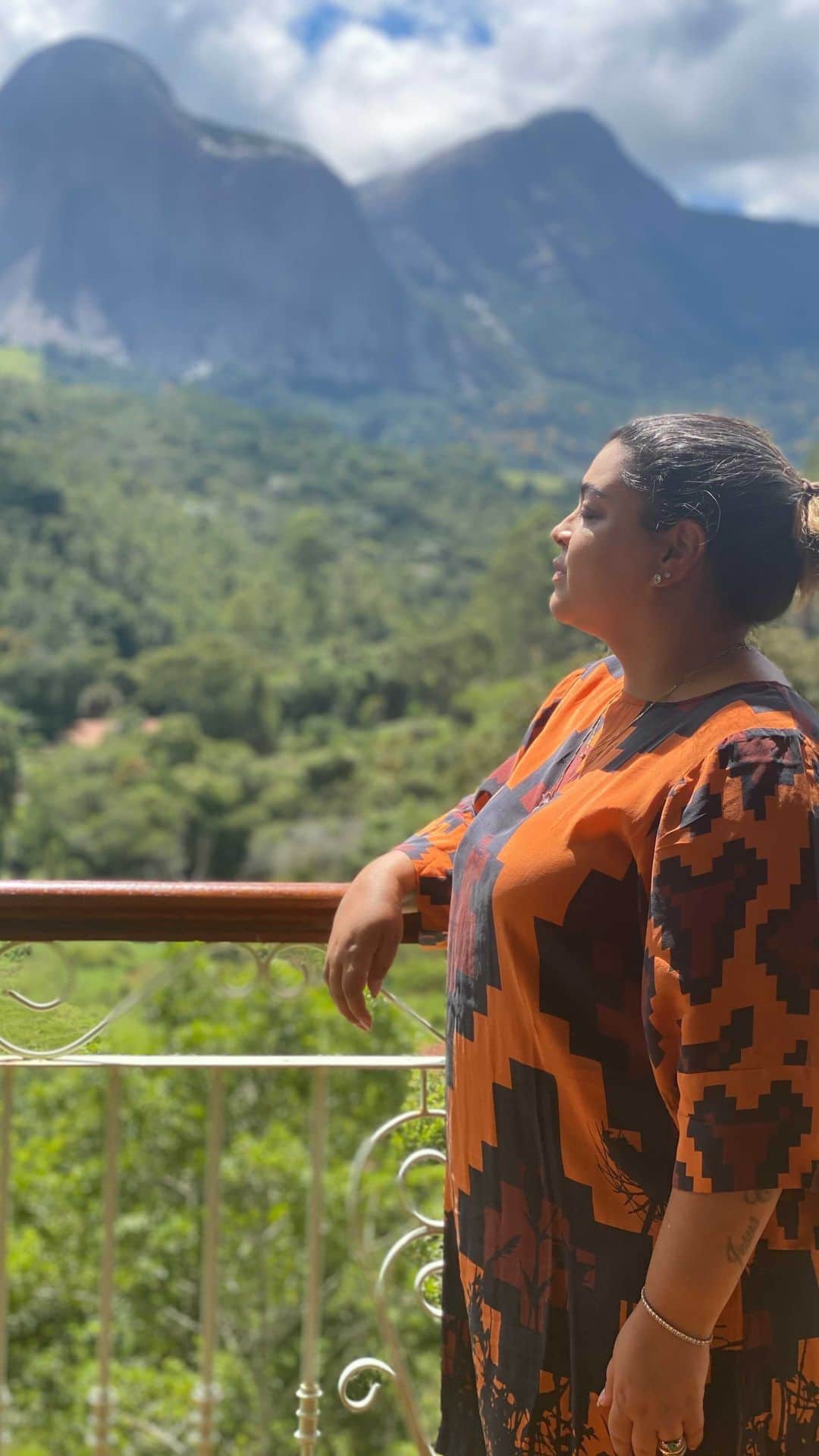 Preta Gilのインスタグラム：「Começamos nossa #mozisroadtrip a caminho de Salvador. Uma viagem de carro que sempre sonhei fazer quando era criança. Meus irmãos fizeram mas como eu sempre ficava de recuperação, acabava indo de avião depois kkkk!!! Nossa primeira parada foi num Estado que amo, numa pousada que já tínhamos vindo há 5 anos atrás e está mais linda que nunca, @pousadarabodolagarto em Pedra Azul, Espírito Santo!!! Fiz um destaque dos stories pra vocês acompanharem nossa aventura!!! @behappyhoneymoon #mozis4ever」