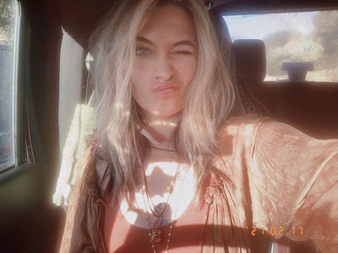 パリス・マイケル・キャサリン・ジャクソンのインスタグラム：「some pics of my face 🍂🌞」