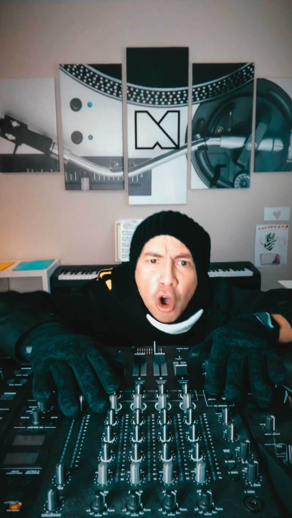 のインスタグラム：「Certified freezing🥶 #coldinthishouse」
