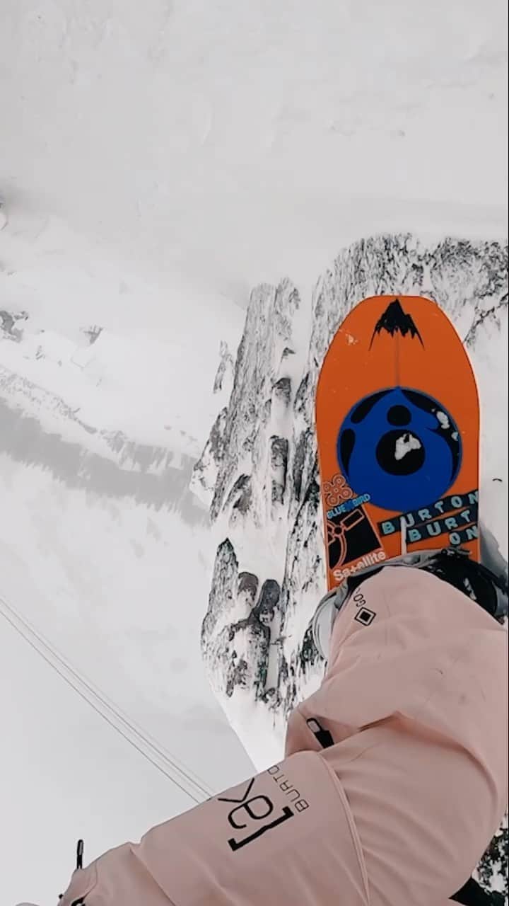 アナログクロージングのインスタグラム：「Corbet’s Couloir POV:  @coopbran // @jacksonhole @redbullsnow  ❄️ ❄️ ❄️  Stream #kingsandqueensofcorbets via link in bio #burton #snowboarding」