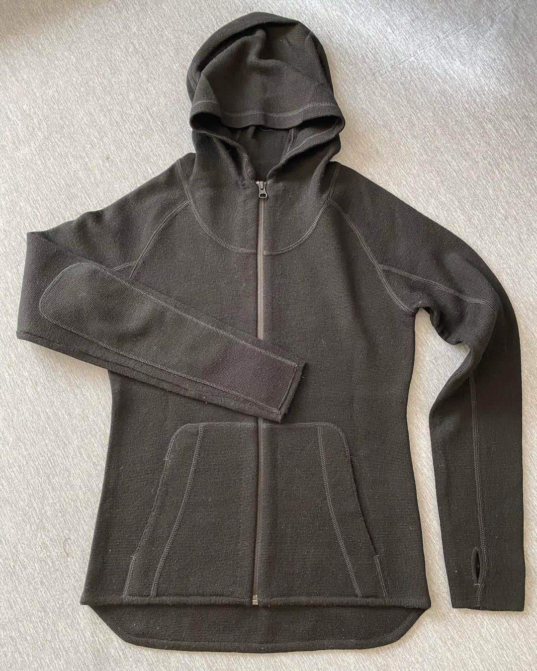 みりどる乙夜のインスタグラム：「TRIPLE AUGHT DESIGN（TAD）のウェア、３つめは "ARTEMIS HOODIE" こちらも動きやすく機能性に富んでいながら、女性らしいシルエットを崩さずかっこよく着られます😊  え！100%ウールなの？と驚くほどサラッとした肌触り。ウールはにおいが移りにくいのも良いですよね。 秋から春にかけて、長く活躍しそうです👍  🐾軽やかな着心地 🐾ボディラインを綺麗に見せる切り返し 🐾擦れやすい肘は二重に、伸縮性も有 🐾安心のYKKファスナー 🐾袖はサムホールつき  詳しくはこちら https://frontlines.jp/triple-aught-design-t00219000/  #parker #hoodie #ladiesfashion #fashion #tripleaughtdesign #tadgear #tactical #tacticalwear #tacticalgirls #outdoor #outdoorwear #outdoorlife #wool #monotone #japanesegirl #selfie #review #タクティカル #アウトドア #レディースファッション #パーカー #ウール #ファッション #ミリドル #乙夜 #レビュー #口コミ #自撮り」