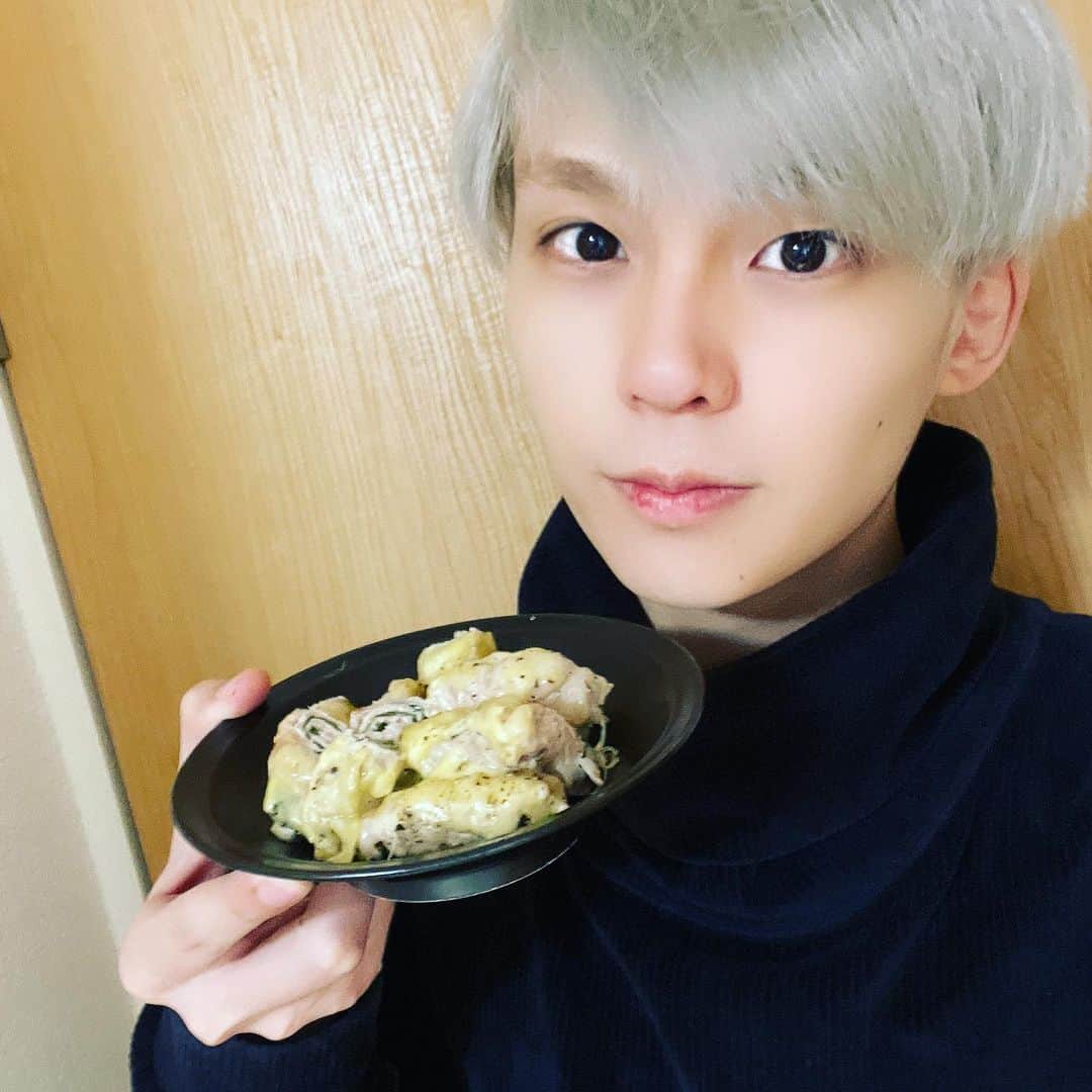 沢村玲/REIのインスタグラム：「遅い時間に飯テロ投下!!  今日はチャット会ありがとうございましたー！😄  舞台「FAKE MOTION -THE SUPER STAGE-」上演決定しましたねー！  みんな絶対に見に来てくれ！  ドラマもこの後日本テレビで24:59からスタートするからチェックしてね！  夜食に"大葉豚ロース薄切り肉巻きチーズのせ焼き"  めちゃんこ最高にうまし！  #クックパッド  #cookpad  #料理男子  #料理上手になりたい  #夜食  #手抜きごはん  #FAKEMOTION」