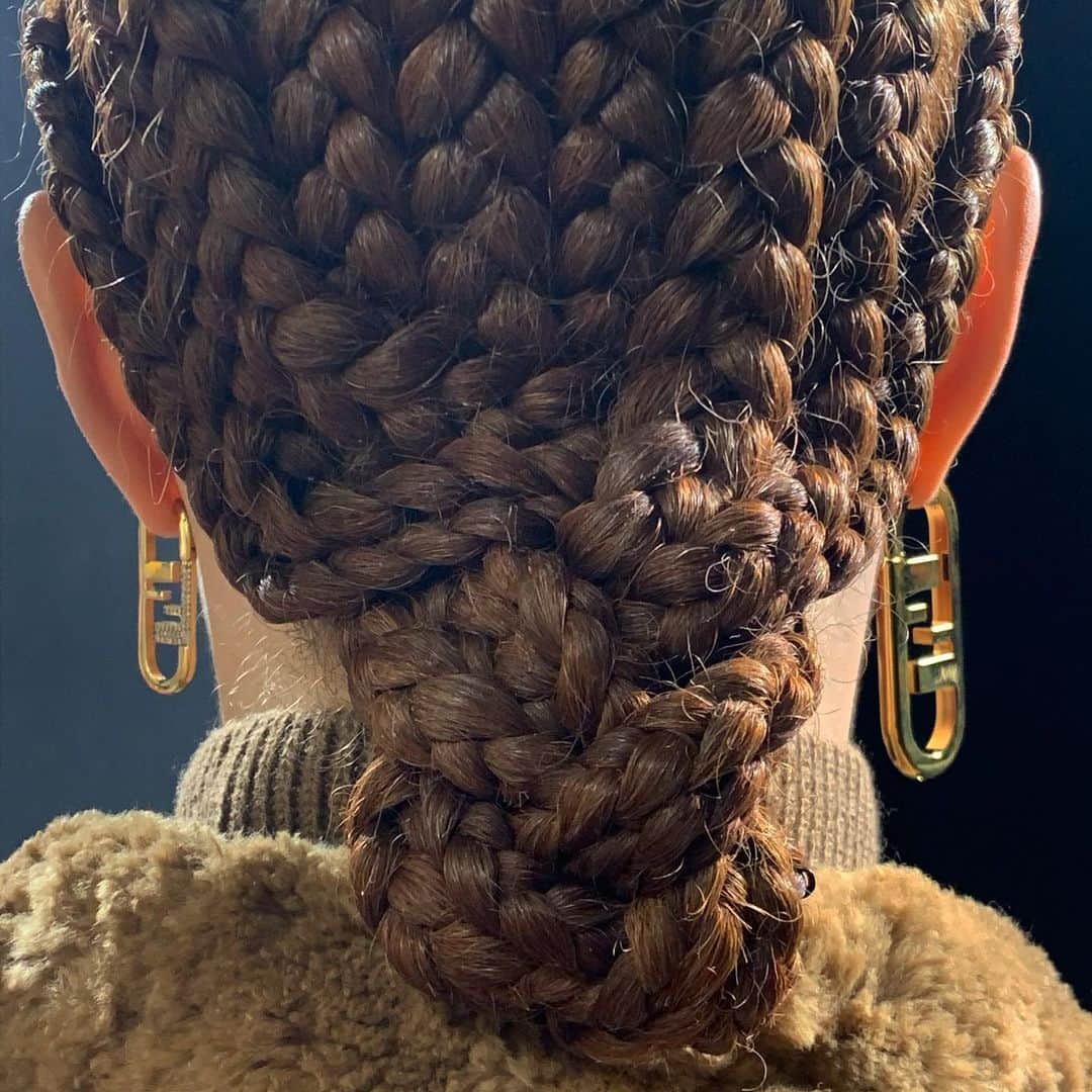 デルフィナデレトレズのインスタグラム：「Fendi O’Lock earring for FW21/22 show 🔒💛🔒  #delfinadelettrez  #fendi」
