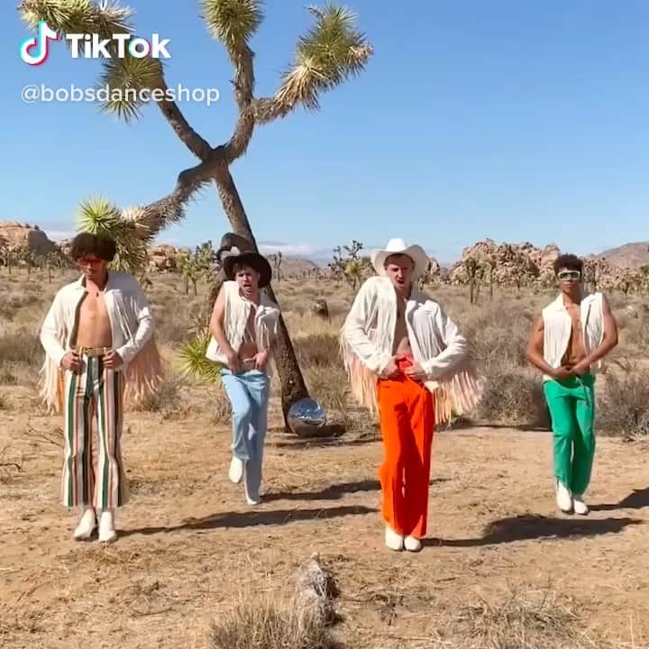 リサ・リナのインスタグラム：「Bob and Boys getting us over hump day. 🙌🏻 Gimme Gimme ABBA @bobsdanceshop」