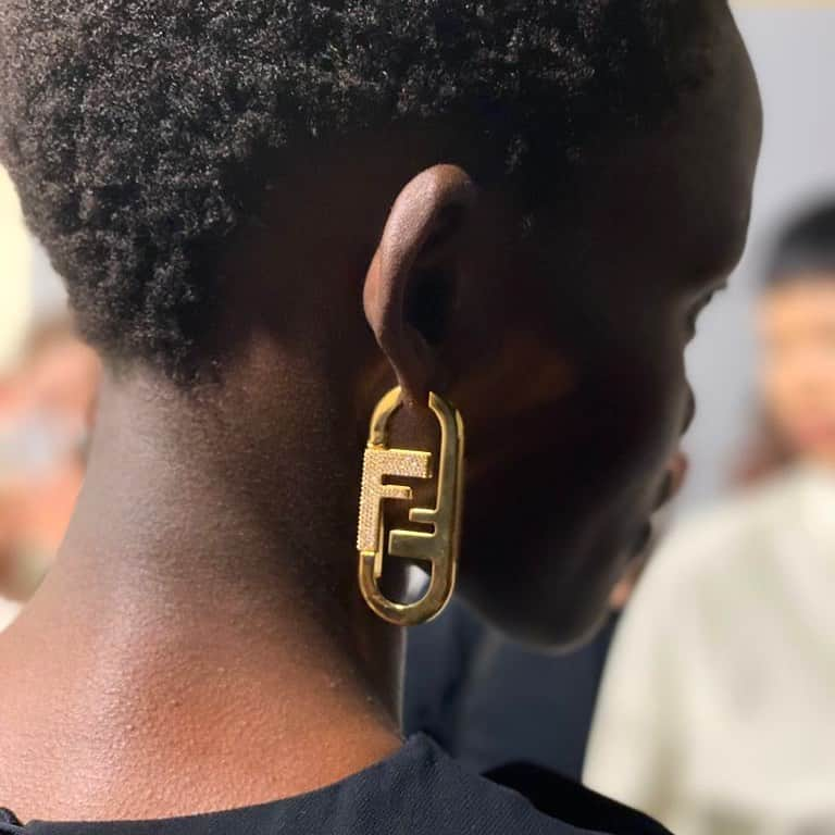 デルフィナデレトレズのインスタグラム：「Fendi O’Lock earring for FW21/22 show 🔒   #delfinadelettrez  #fendi」