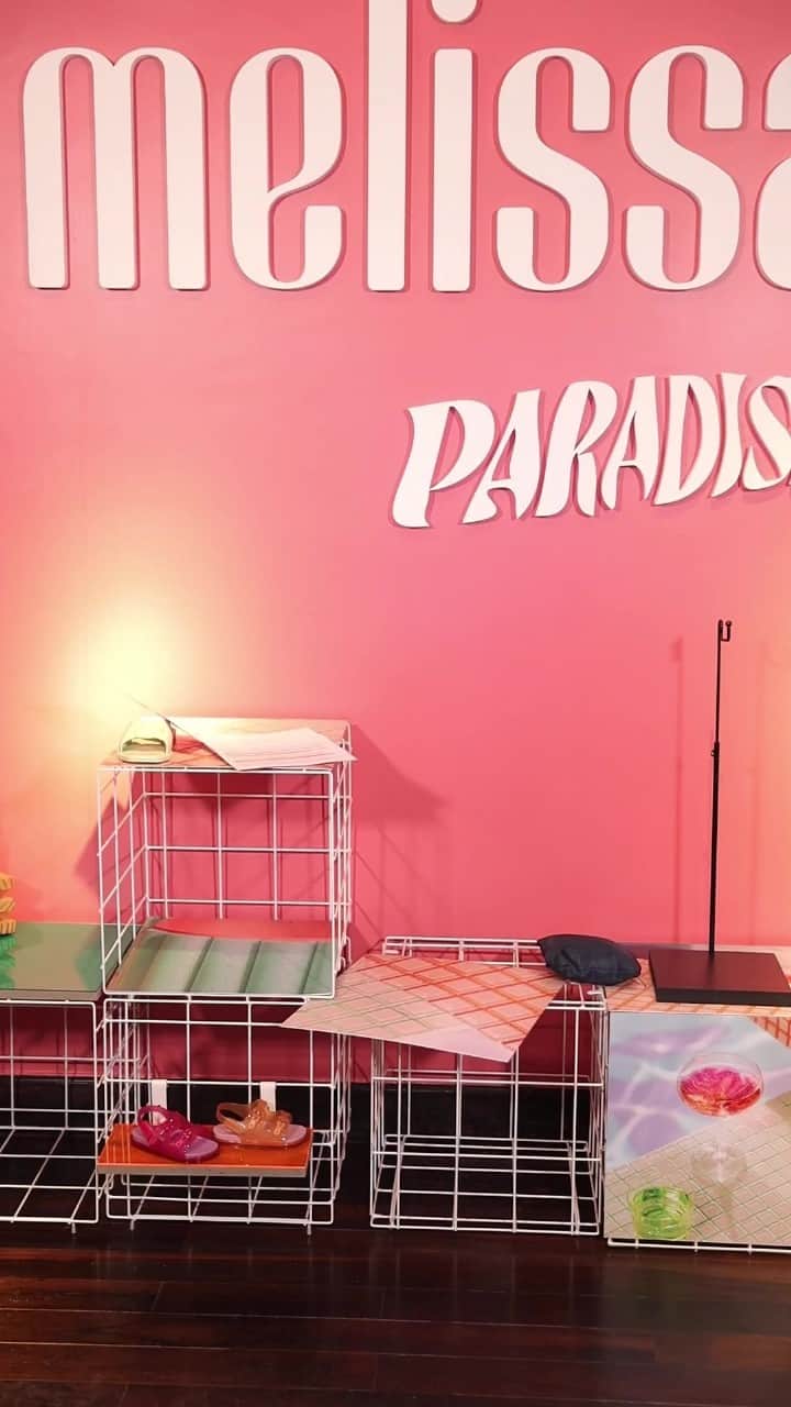 メリッサのインスタグラム：「Mergulhe na nova coleção Melissa Paradise e conheça a Paradise Bag - por R$ 19,90 nas compras a partir de R$ 169,90 😉」
