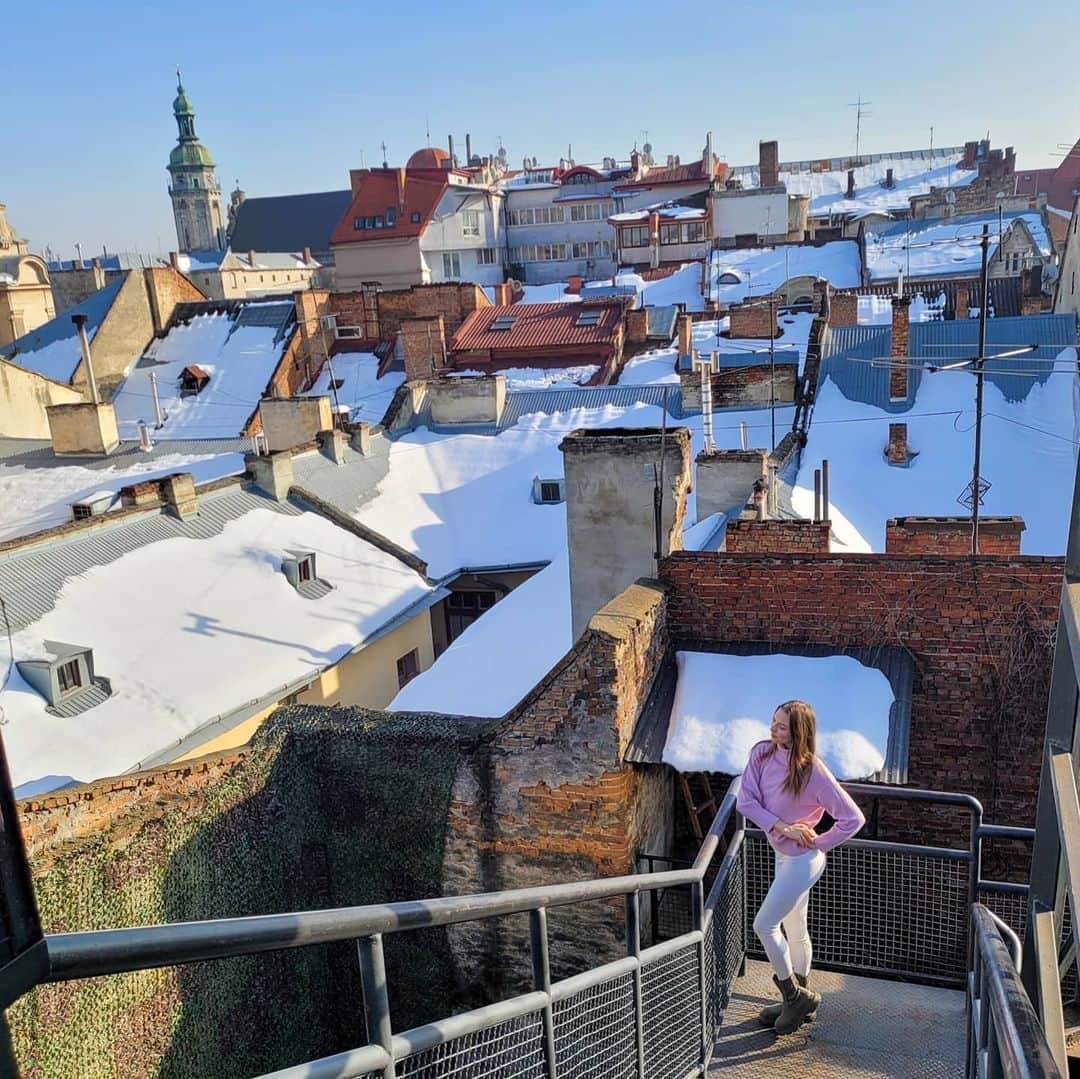 メリティナ・スタニウタさんのインスタグラム写真 - (メリティナ・スタニウタInstagram)「Жду мужчину в самом расцвете сил  почти на пороге ( т.е. на крыше) его дома 😉. ⠀ #lviv #ukraine #roof #rooftop #winter #samsungbelarus #galaxyzfold2 #карлсон」2月25日 0時36分 - melitinastaniouta