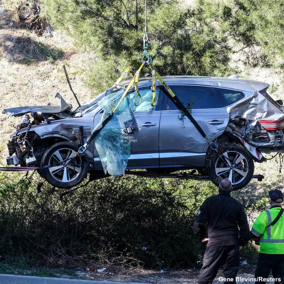 ABC Newsさんのインスタグラム写真 - (ABC NewsInstagram)「Los Angeles County Sheriff's deputies inspect Tiger Woods' car following yesterday's single-vehicle rollover crash. The golfing great was transported to the hospital in serious condition, with injuries to both his legs, but was conscious and able to communicate at the scene, authorities say.   #tigerwoods #losangeles #carcrash #golf #golfing」2月25日 0時39分 - abcnews