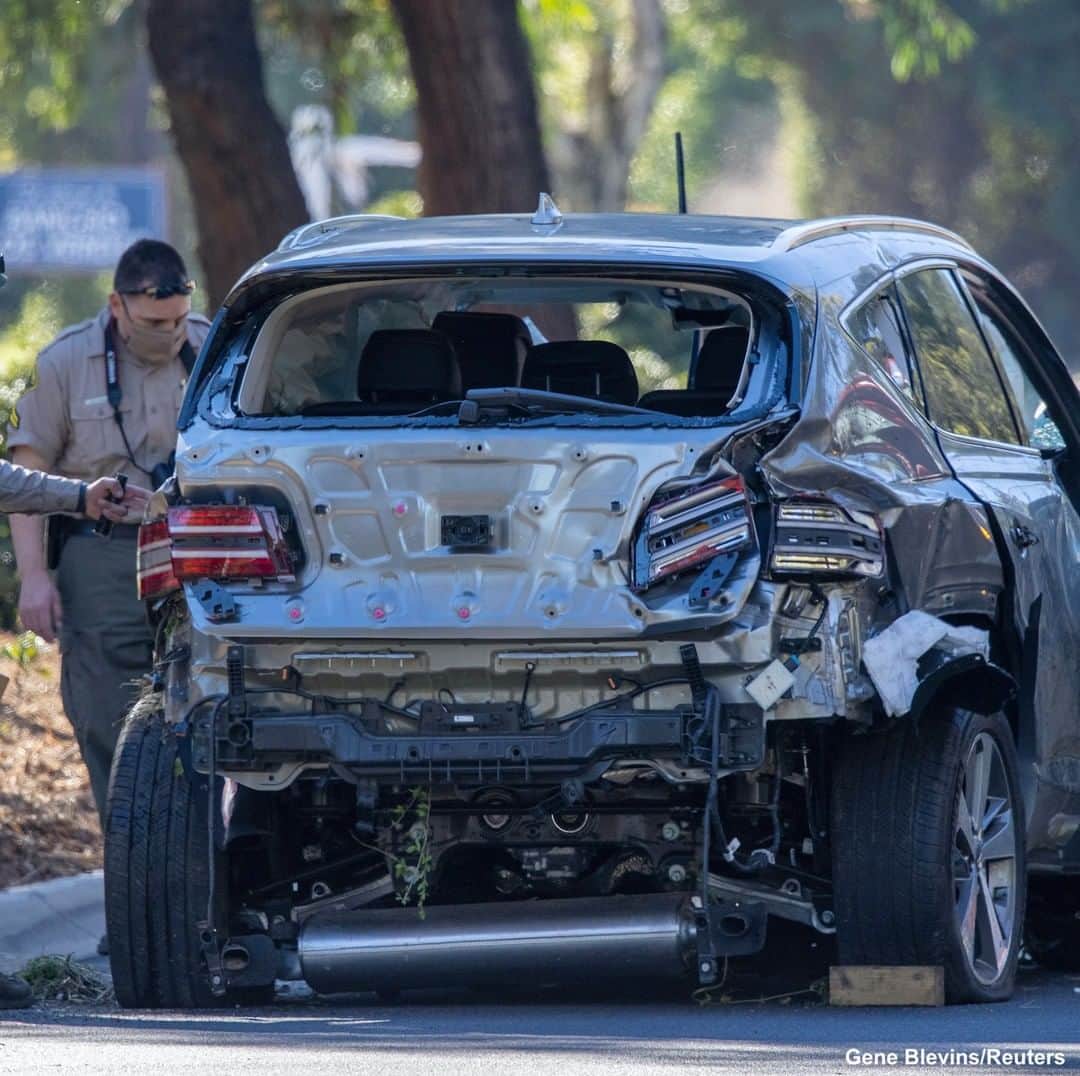 ABC Newsさんのインスタグラム写真 - (ABC NewsInstagram)「Los Angeles County Sheriff's deputies inspect Tiger Woods' car following yesterday's single-vehicle rollover crash. The golfing great was transported to the hospital in serious condition, with injuries to both his legs, but was conscious and able to communicate at the scene, authorities say.   #tigerwoods #losangeles #carcrash #golf #golfing」2月25日 0時39分 - abcnews