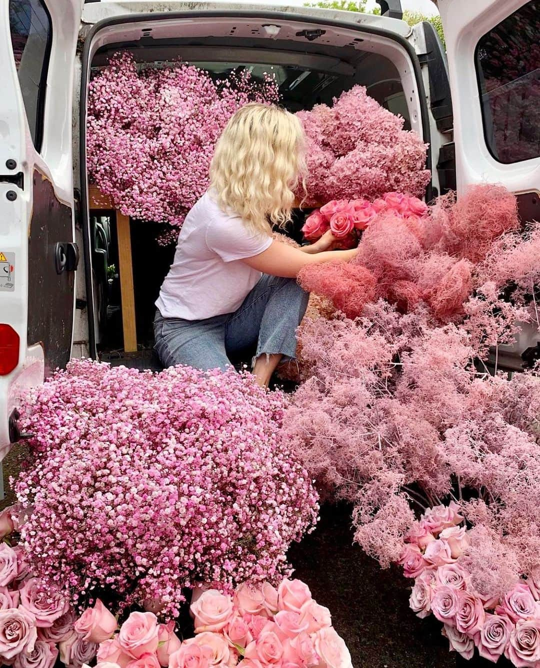 ソルドスのインスタグラム：「rumor has it spring is less than 25 days away! let the countdown begin...✨🌸🍭⁣ ⁣ 📷: via @trillefloral」