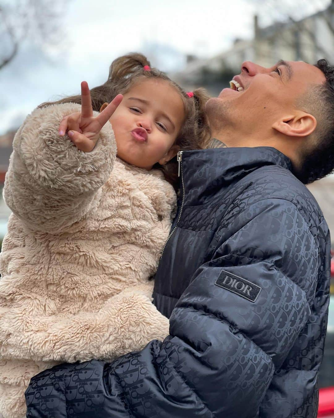 グレゴリー・ファン・デル・ヴィールのインスタグラム：「Happy 3th birthday to my baby girl Naleya! You give me so much joy every single day and make me laugh 100 times a day. So happy i can be your father and can be with you every day. I love you so much ❤️」