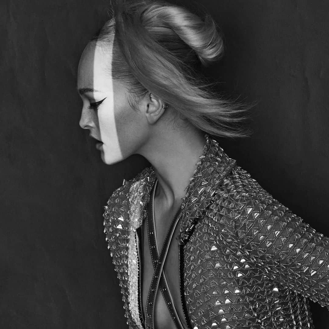ValGarlandのインスタグラム：「#Graphica ❗️❗️❗️❗️   Photography: @solvesundsbostudio Fashion: @gro.curtis.studio Makeup: @thevalgarland (@streetersagency) Hair: @keiterada (@julianwatsonagency)  Model: @jean_campbell (@dnamodels)  Manicure: @robbietomkins (@premierhairandmakeup) Casting: @shaunbeyen   #SolveSundsbo #GroCurtis #ValGarland #VMagazine」