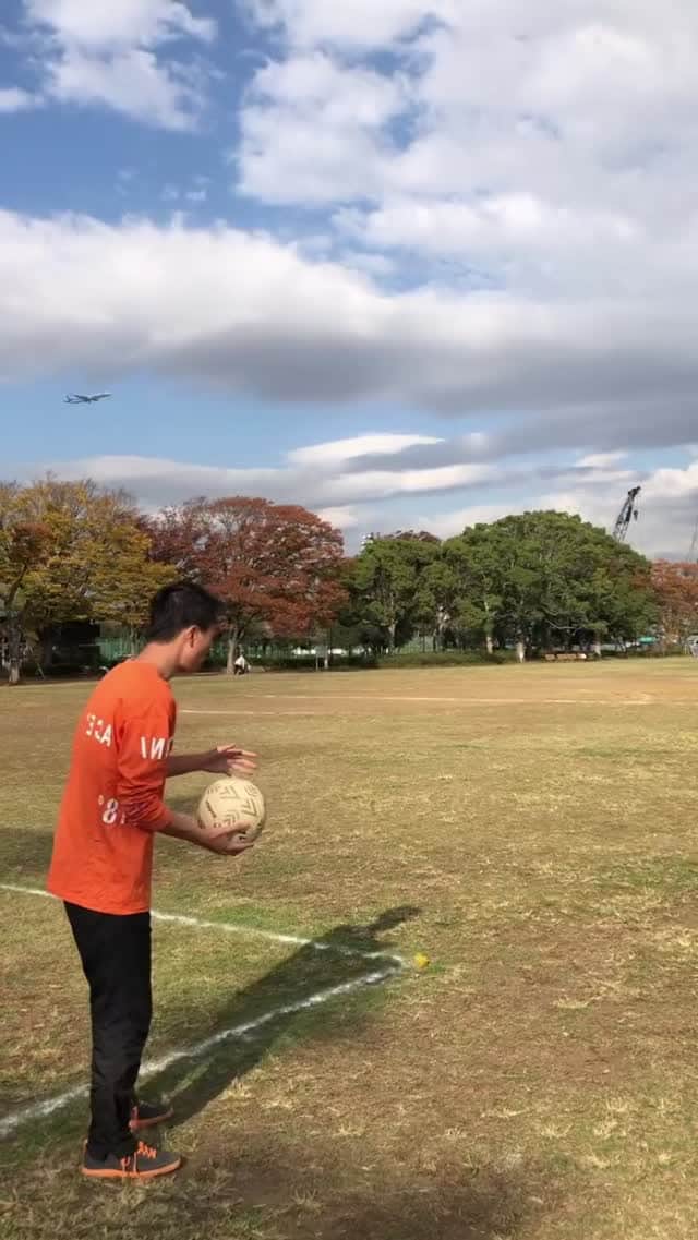 のインスタグラム：「The shot power test went horribly wrong😱😂 edit @manivideo.jp  ・ ・ キック練習してたら大ニュースになる事件を起こしてしまった。」