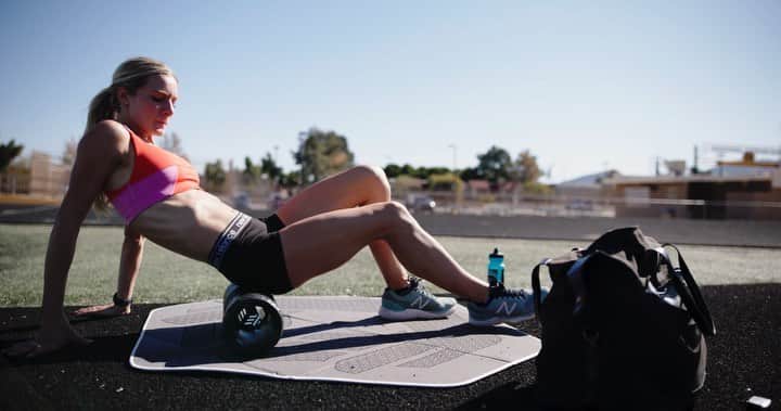 エマ・コバーンのインスタグラム：「Low energy workout with high energy times 😜 a few weeks ago I was recovering from a cold but wanted a good workout prior to the 2 mile race at NBIGP. So we hit the track, on a mellow morning in AZ. I ran 6x200, 2k hard, then 3 mile easy tempo. Link in bio for full video by @rollrecovery to see what I ran 👍🏻 (peep @borisgump800 & @_nick_harris too!) #trackworkout #training」
