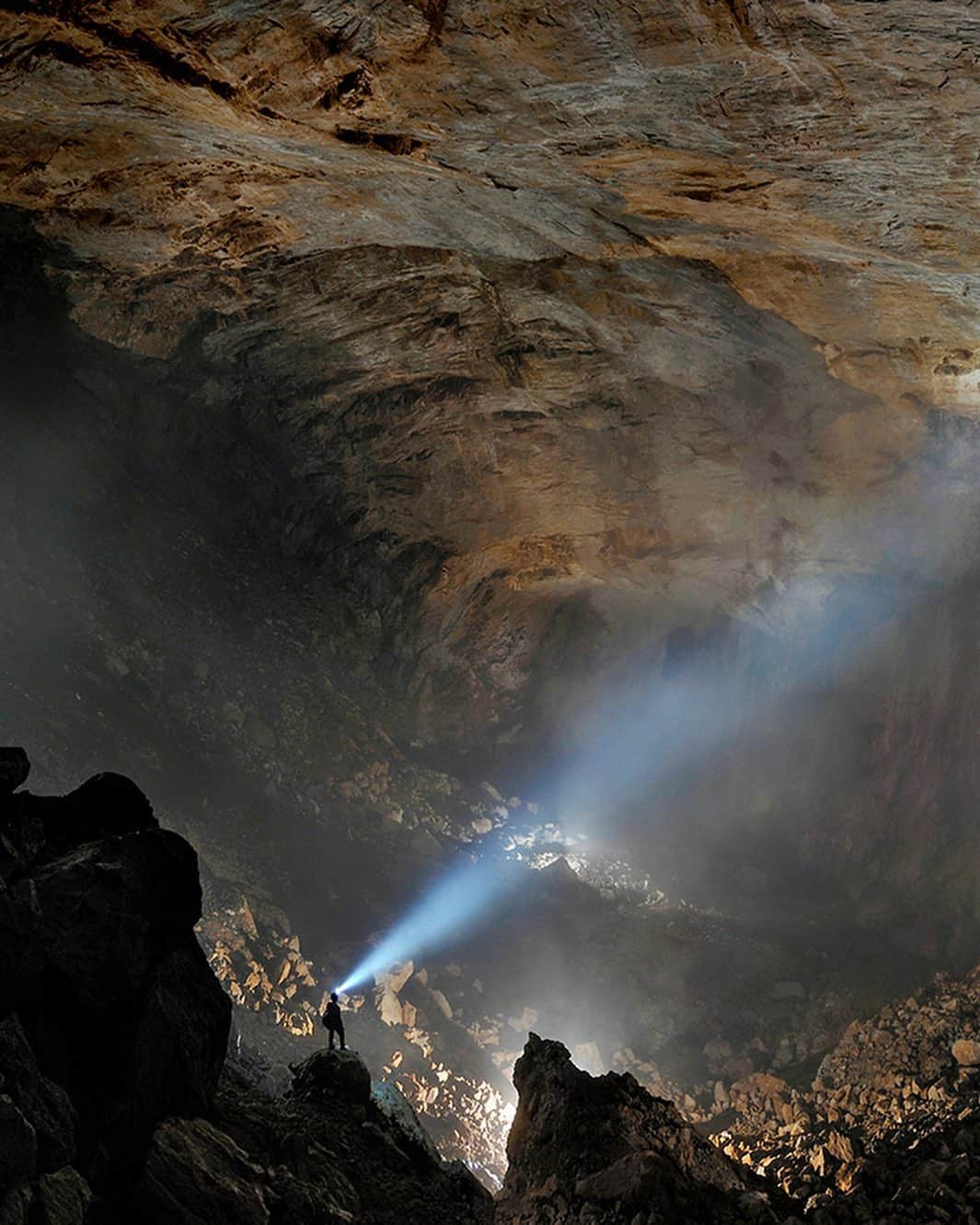 のインスタグラム：「Photo by Robbie Shone @shonephoto / Gunung Mulu National Park on the Malaysian island of Borneo is home to a collection of the world's most spectacular caves. Sarawak Chamber (pictured) is the largest cave chamber by surface area ever discovered. The chamber is so big that eight Boeing 747s could fit nose to tail across the width of this vast chamber! In April 2018 I joined a team of scientists working in this national park. The team, led by Dr. Nele Meckler from the University of Bergen, is working to improve our understanding of tropical climate change over the last 500,000 years.」