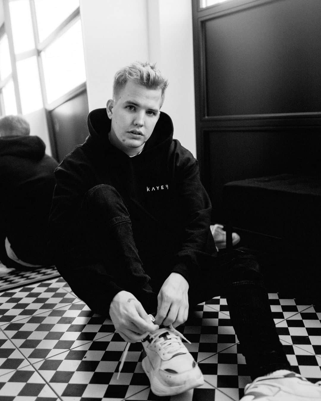 Kayefのインスタグラム：「Schnürrt euch mal ganz feste das Schuhwerk, nicht mehr lange und es geht gehörig rund! 🙃🔥 #2021 #neuesalbum #kayef #pipelinefull」