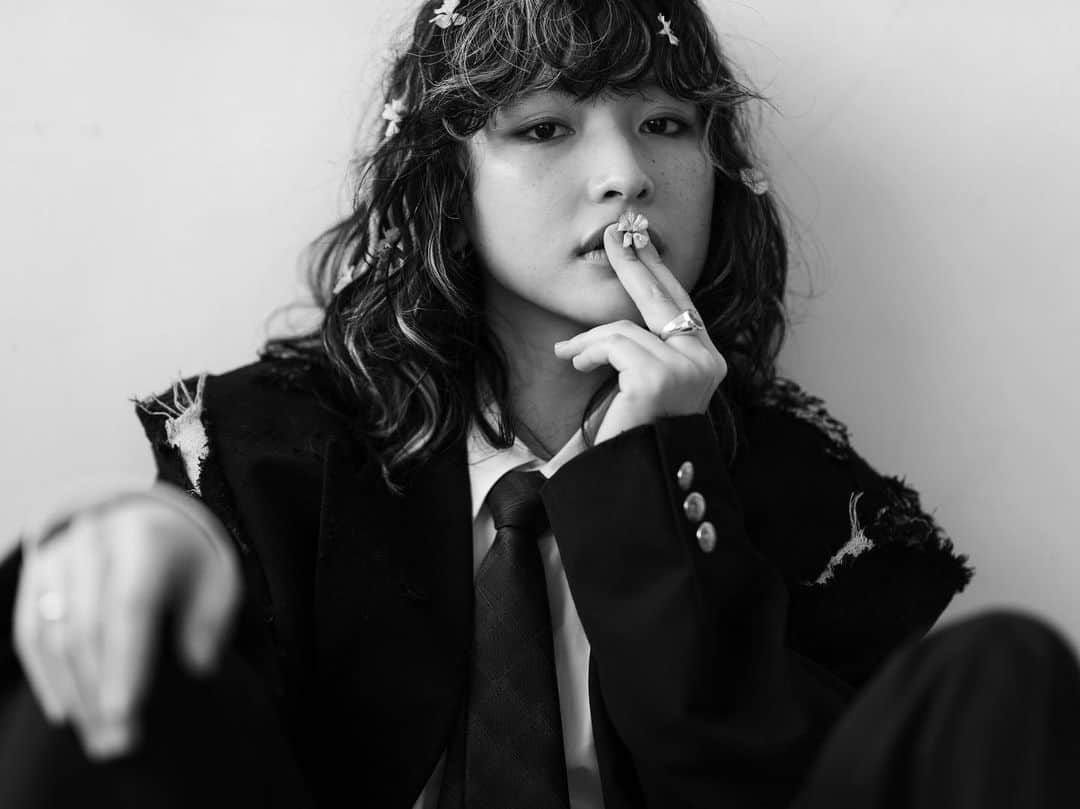 ハンナ・チャンのインスタグラム：「🥀 me by @mjaylai」
