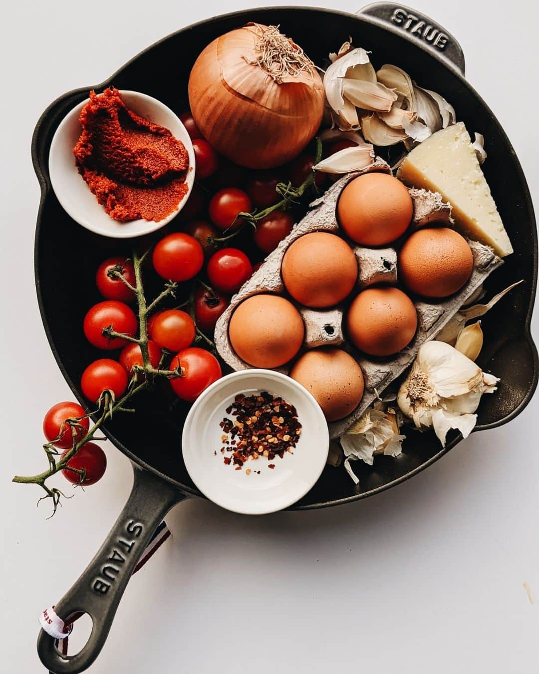 Staub USA（ストウブ）のインスタグラム：「@karimichelleyoung is planning something delicious. What would you make with these outstanding ingredients? #madeinStaub」