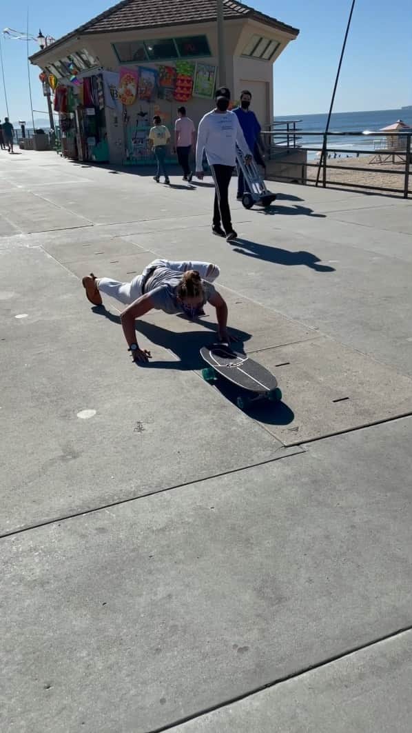 コートニー・コンローグのインスタグラム：「Had to roll a peanut down the pier with my nose 😹 my nose is so buff now 😆! Got a great workout」