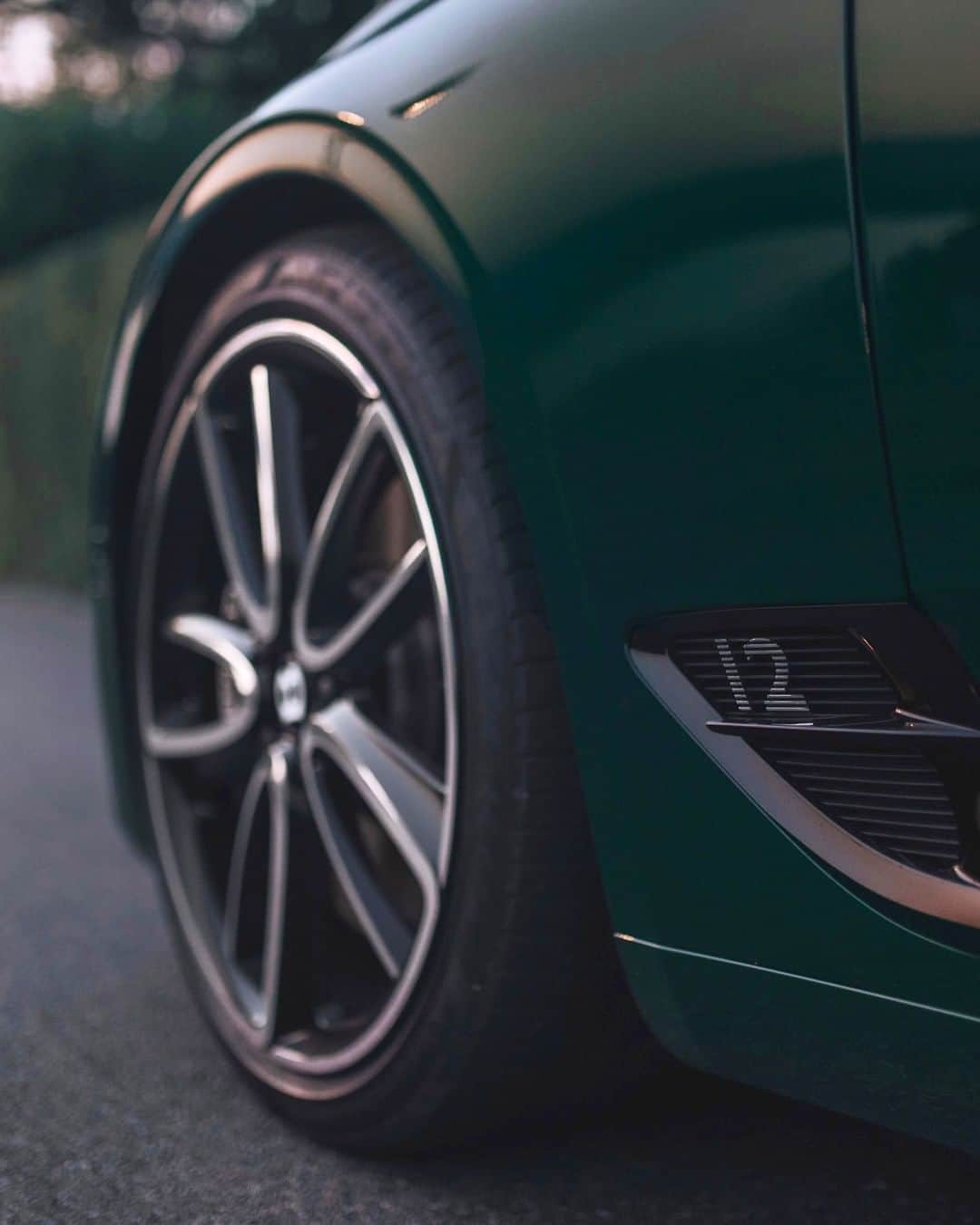 ベントレーさんのインスタグラム写真 - (ベントレーInstagram)「Hands up for top-down. The #ContinentalGT #Convertible. #WorldOfBentley _ #Bentley Continental GT Convertible WLTP drive cycle: combined fuel consumption: 19.1 mpg (14.8 l/100 km), combined CO₂: 336 g/km. Photos by @glebsulinov」2月25日 1時00分 - bentleymotors