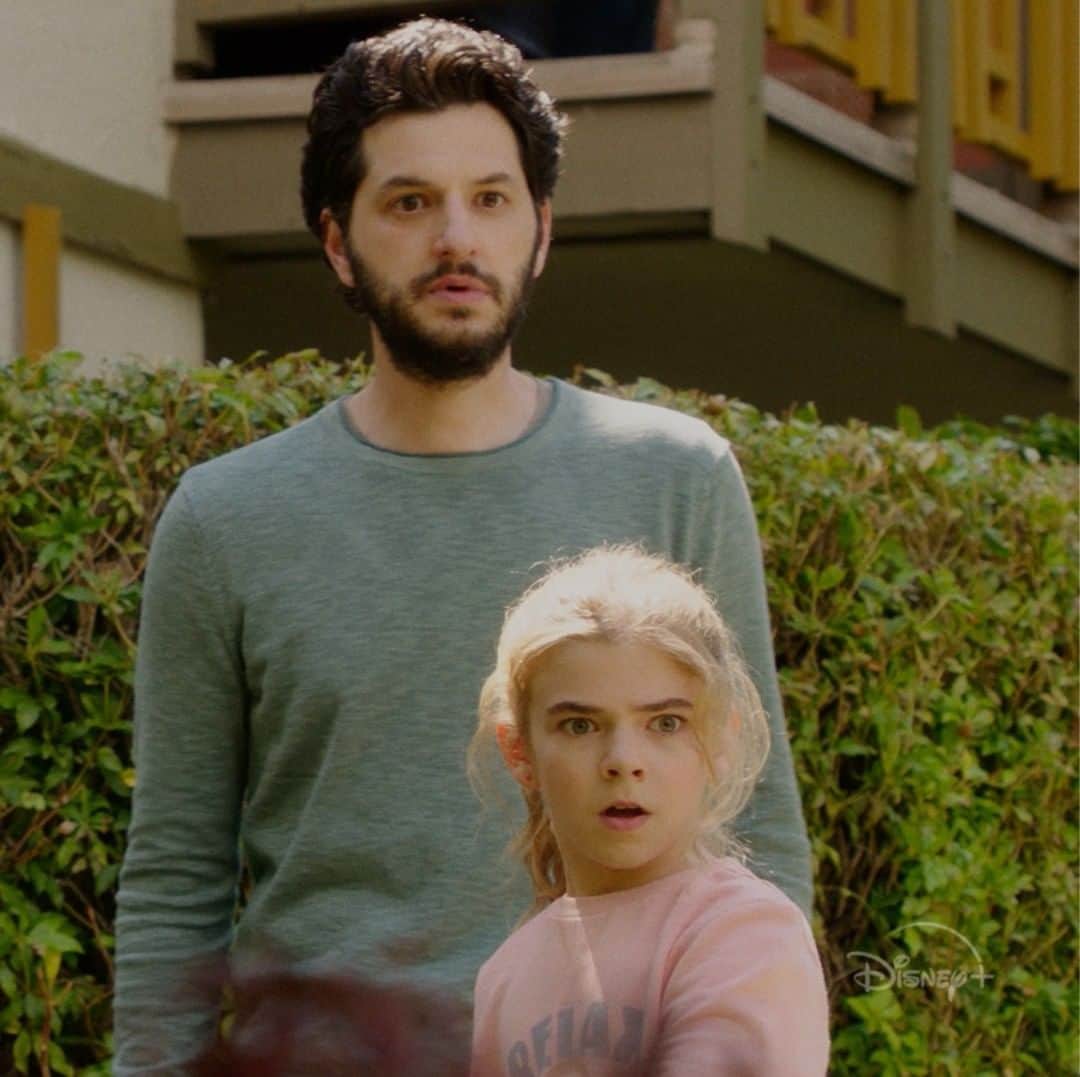 Walt Disney Studiosのインスタグラム：「👧 🙍‍♂️ vs 😾 Watch #FloraAndUlysses, meow streaming on #DisneyPlus」