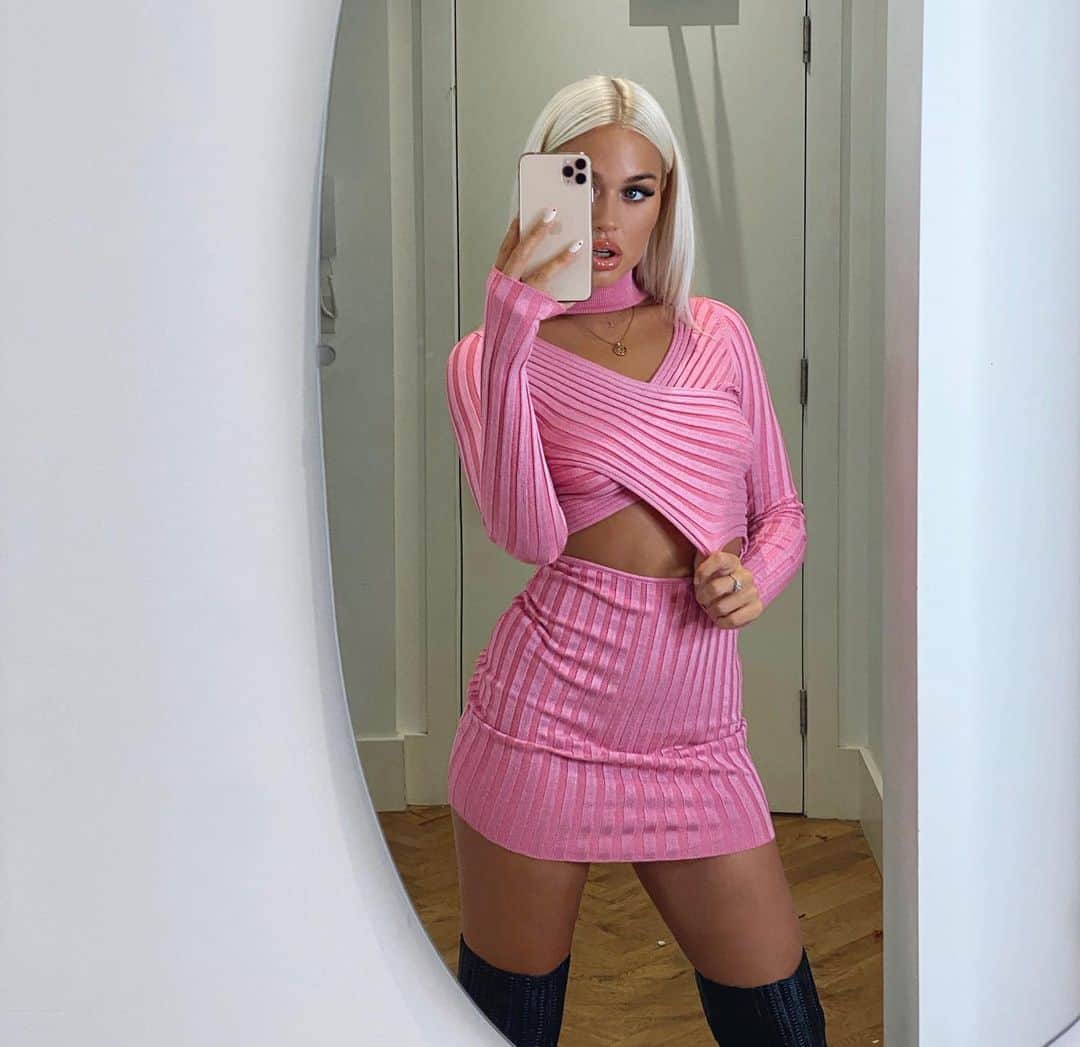 ロッティー・トムリンソンのインスタグラム：「playing dress up @superdown @revolve」