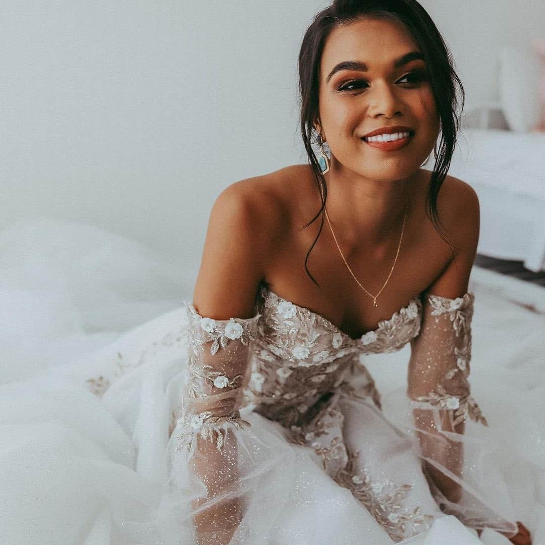 Galia Lahavさんのインスタグラム写真 - (Galia LahavInstagram)「ONLY SMILES HERE 😊// How beautiful does our #GLBride @michelle.chunvoon look in her custom #Aelin ✨ All of our gowns are customisable and made to order!❤️ #GaliaLahav #GLCouture @bellacoolaphoto」2月25日 0時55分 - galialahav